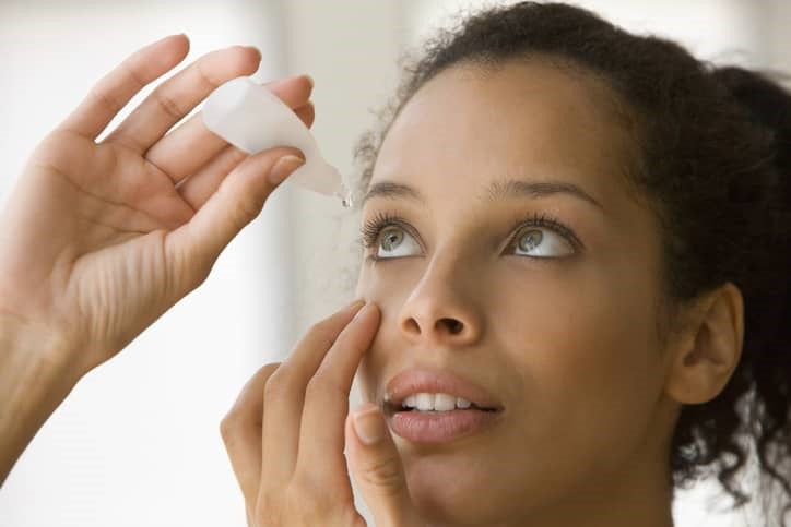 Sử dụng nước mắt nhân tạo giúp hạn chế khô mỏi mắt. Ảnh: Dry Eye Directory.