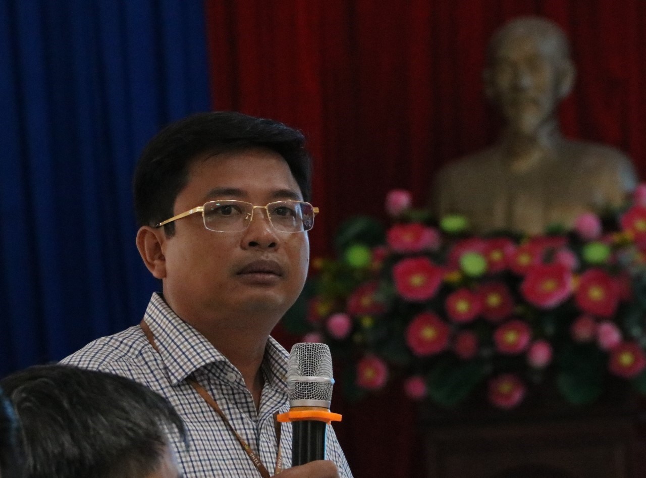 Đại diện UBND huyện Chơn Thành trả lời câu hỏi về quản lý đất.Ảnh: Đình Trọng