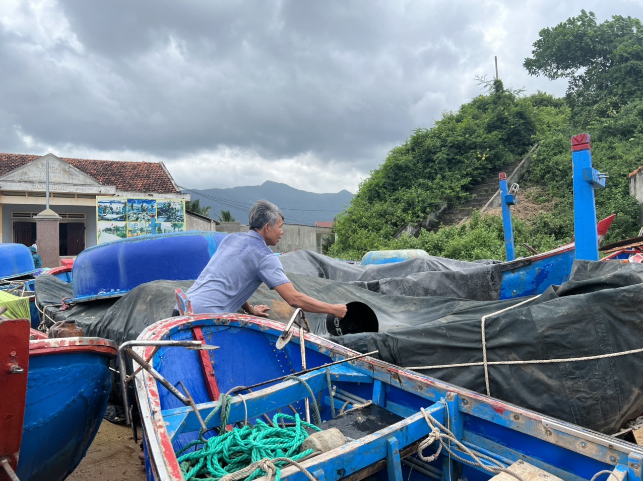 Người dân ven biển Bình Định di chuyển tàu thuyền đến nơi an toàn tránh bão Noru. Ảnh: H.Luân