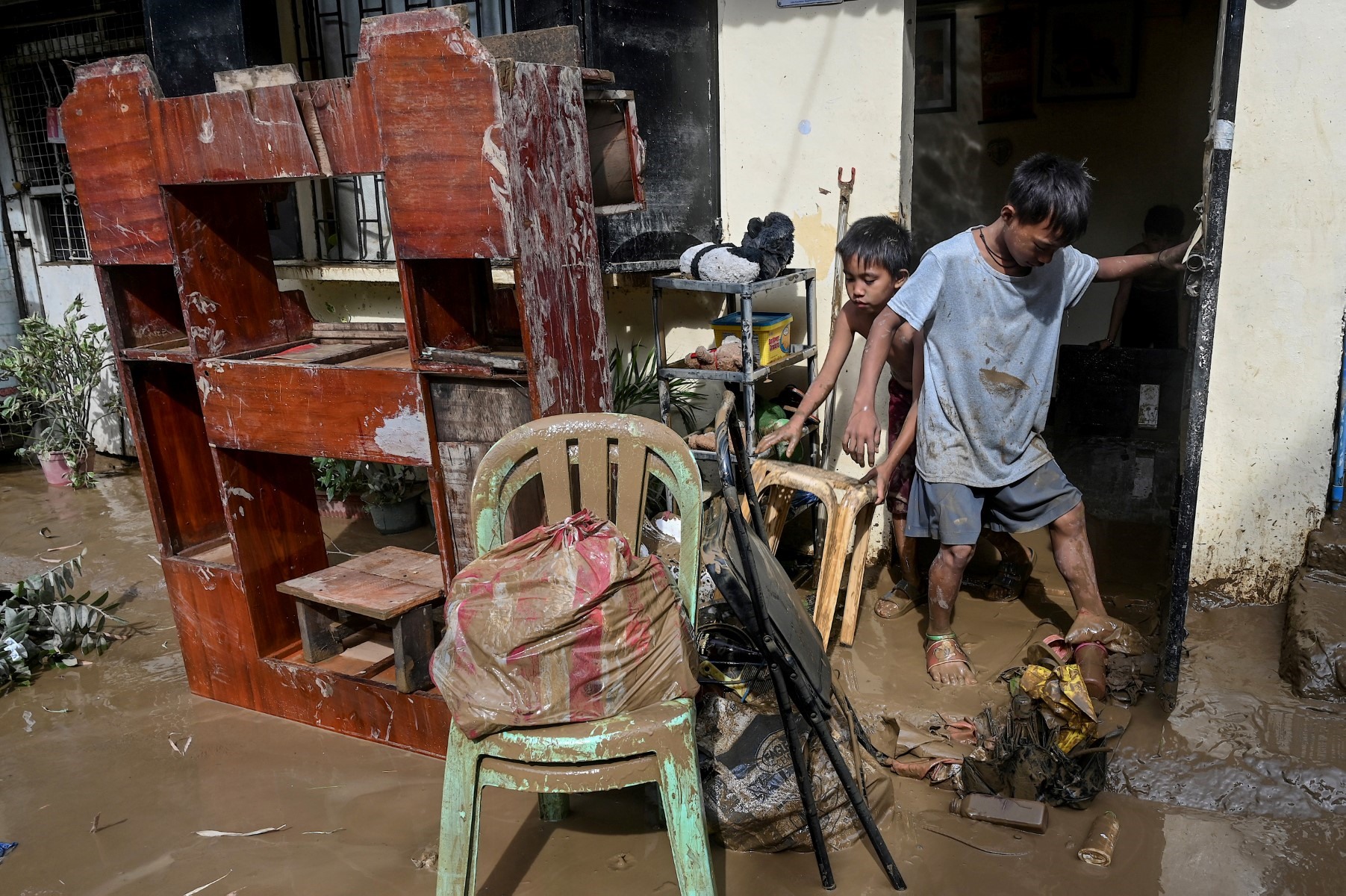 Dọn dẹp nhà cửa sau bão Noru ở San Mateo, tỉnh Rizal, Philippines, ngày 26.9.2022. Ảnh: AFP