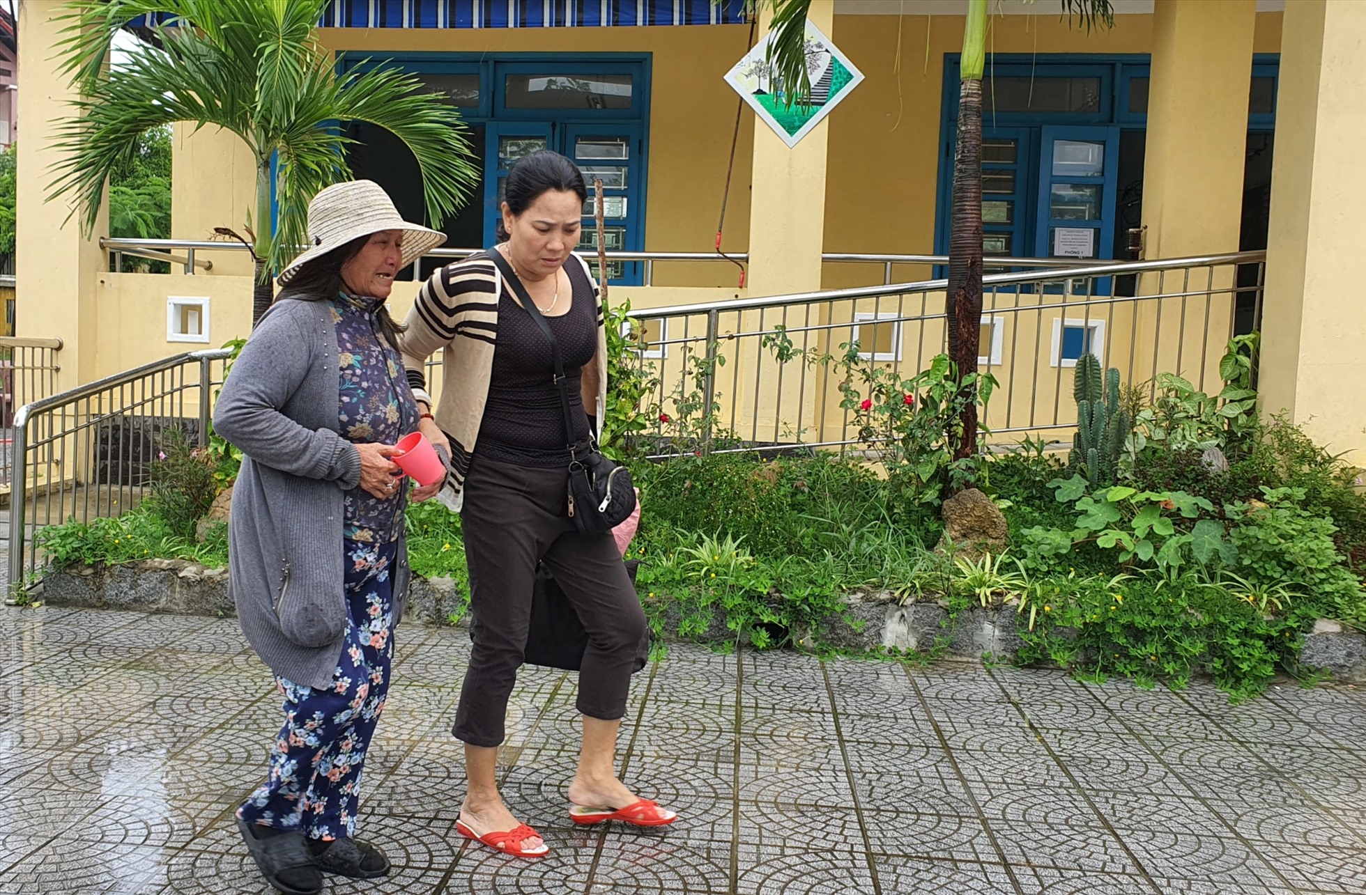 Bà Lê Thị Gạt (68 tuổi, trú tổ dân phố Hải Bình, phường Thuận An, TP. Huế) cho biết, nghe bão Noru rất mạnh nên từ sớm bà đã chủ động dọn dẹp nhà cửa và đến Trường THCS Thuận An (là địa điểm cho người dân tránh trú bão) để đảm bảo an toàn.