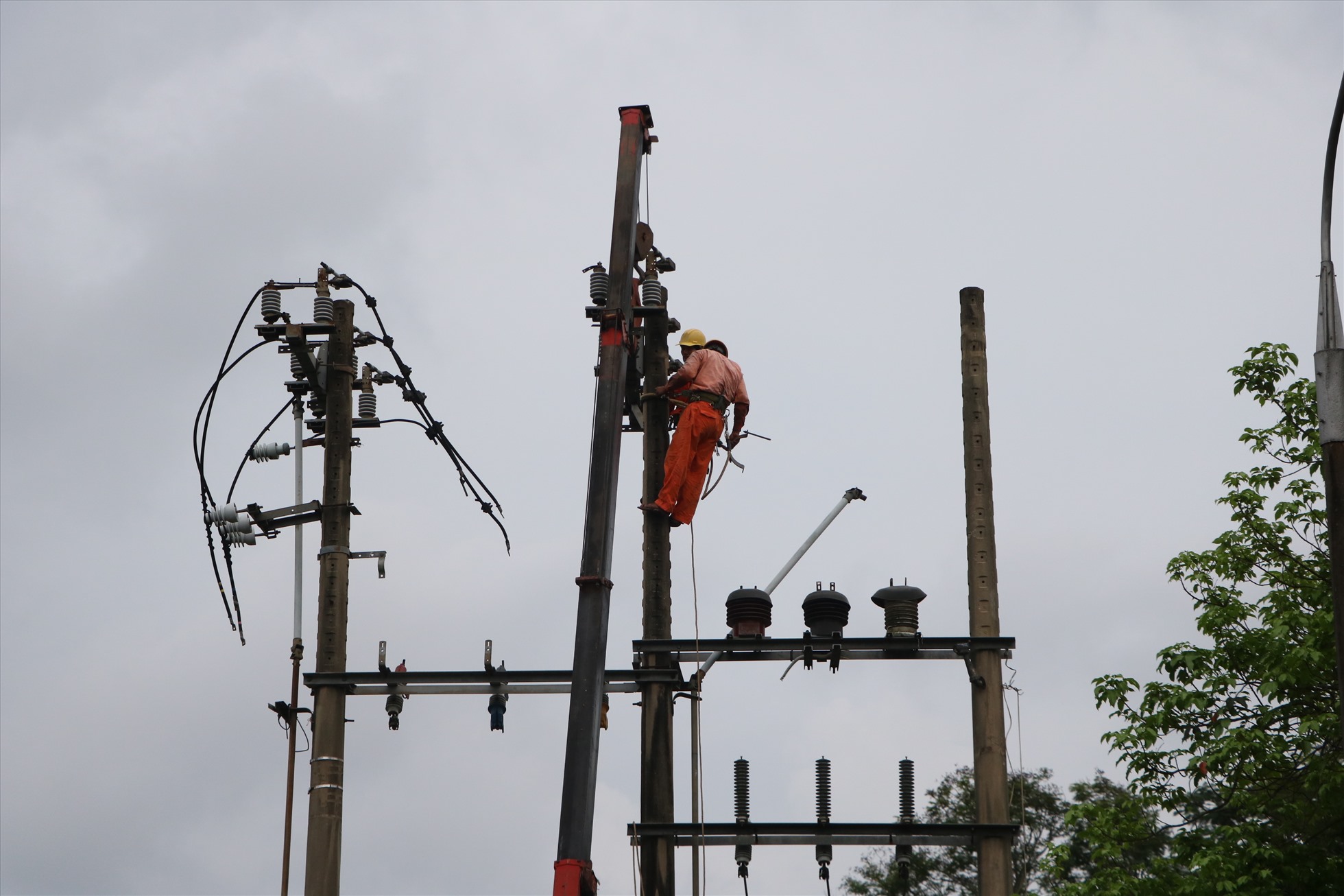 Công ty Điện lực Thừa Thiên Huế đã tổ chức kiểm tra, gia cố hệ thống điện và có phương án đảm bảo an toàn lưới điện; Đảm bảo cung cấp điện cho các Trung tâm chỉ huy. Khi bão đổ bộ, sa thải lưới điện toàn bộ để đảm bảo an toàn.
