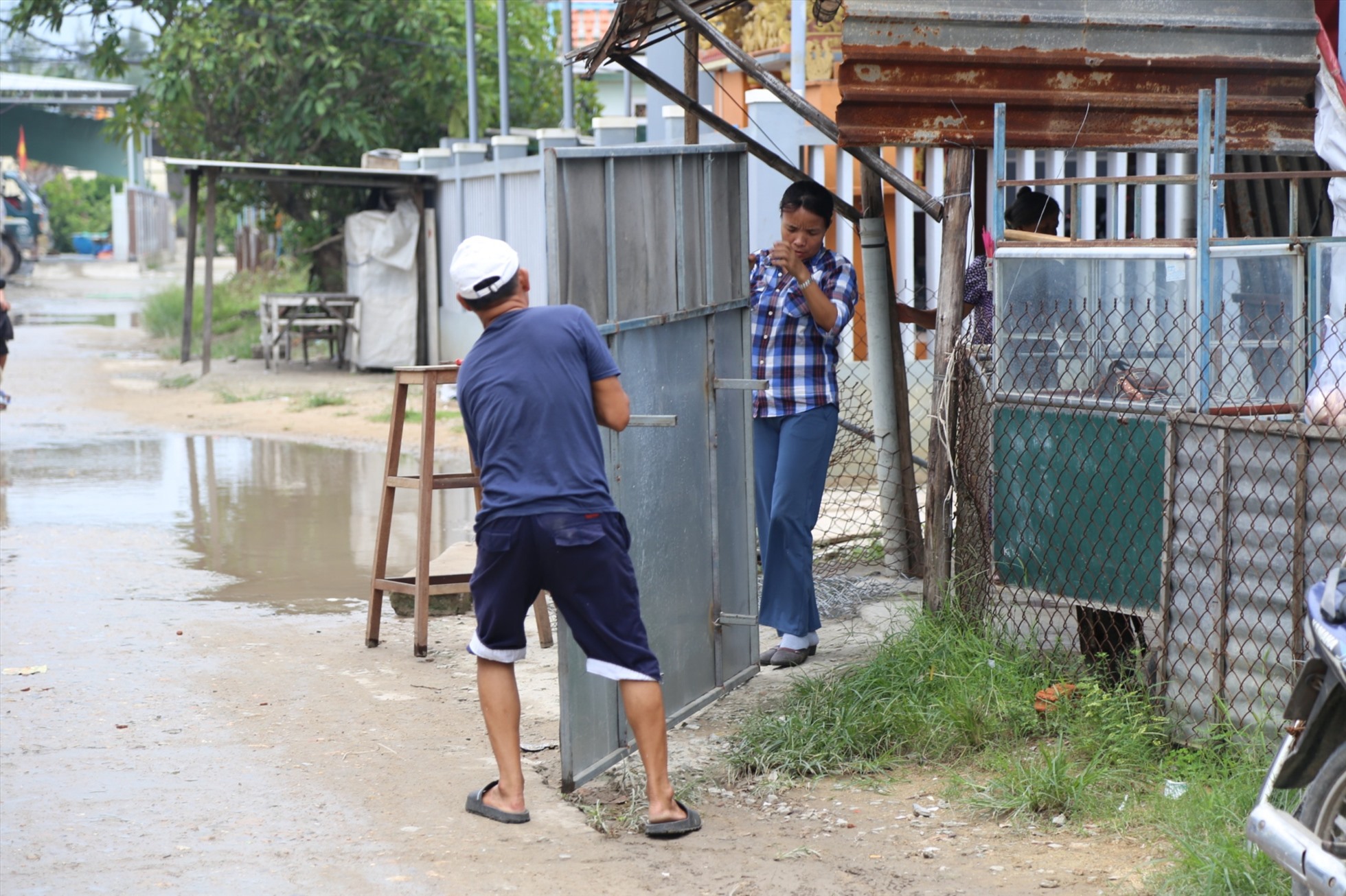 Đến 11h ngày 27.9, trên địa bàn các địa phương ven biển Thừa Thiên Huế bắt đầu có gió và mưa nhẹ. Người dân đang gấp rút chằng chống nhà cửa để chuẩn bị đến nơi trú ẩn an toàn.