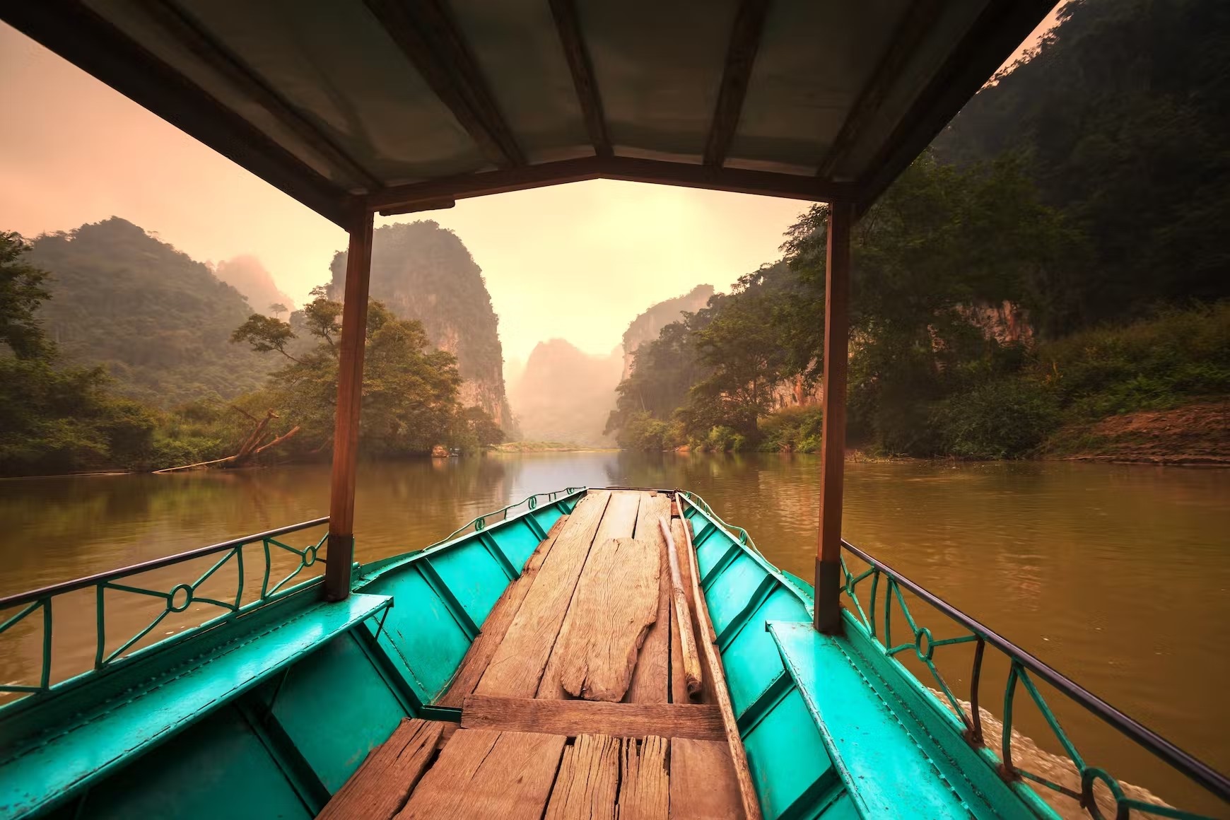 Đi thuyền khám phá vườn quốc gia Ba Bể. Ảnh: © Ingram Publishing / Getty
