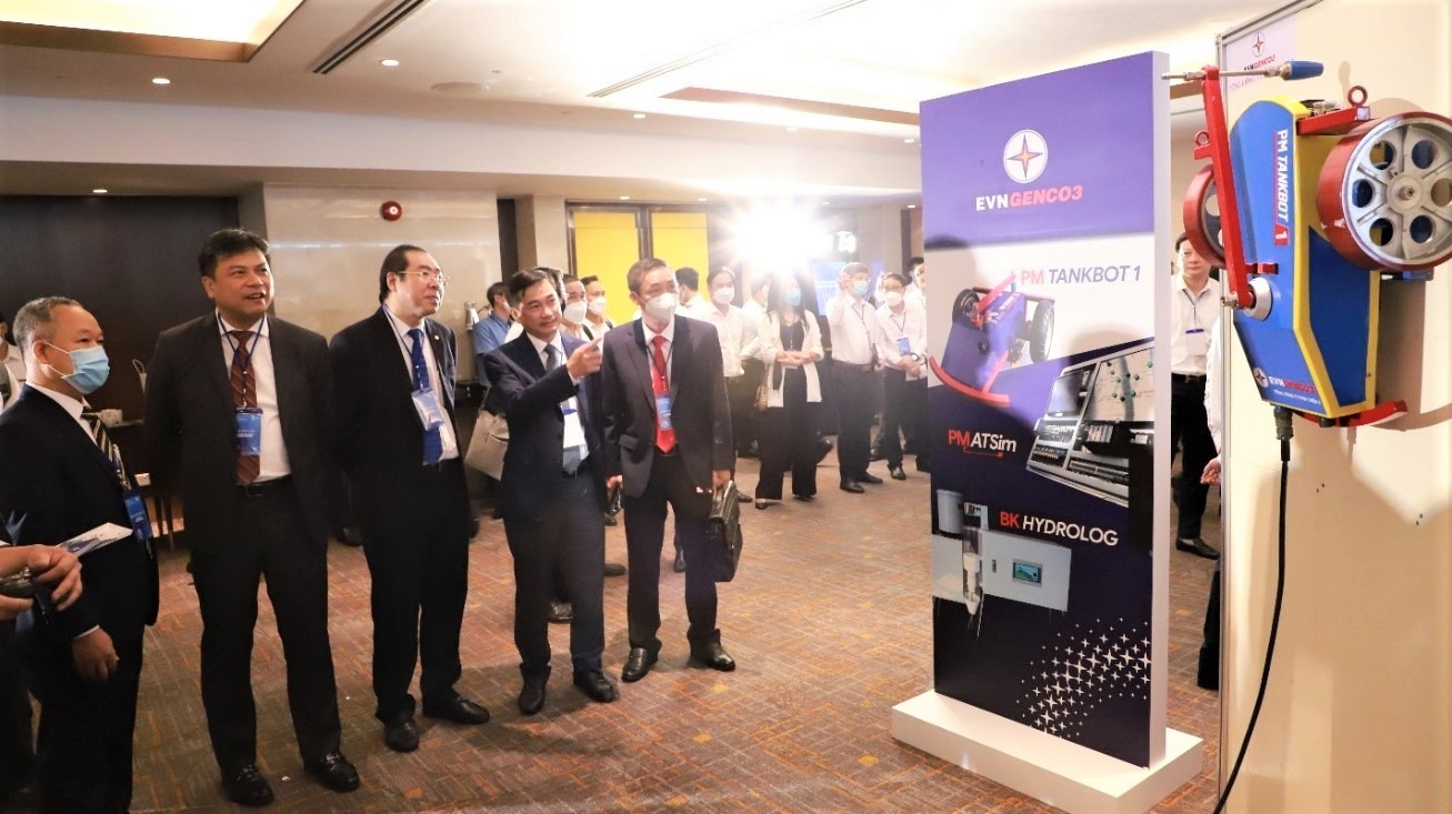 Robot sơn bồn kim loại của Công ty Nhiệt điện Phú Mỹ được trưng bày tại Hội nghị Tự động hóa ngành điện. Ảnh: Công ty Nhiệt điện Phú Mỹ cung cấp