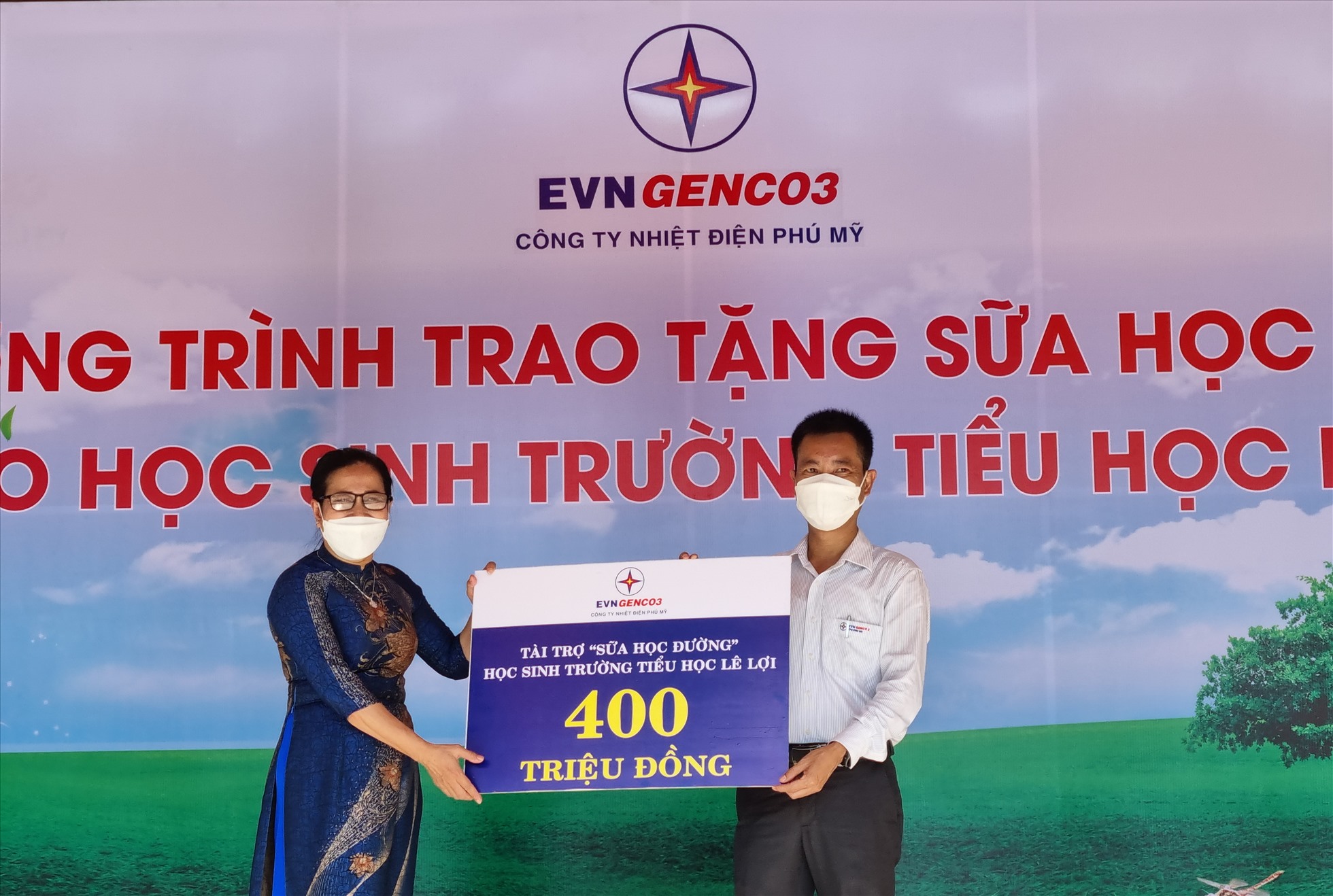 Đại diện Công ty Nhiệt điện Phú Mỹ 3 (bên phải) trao tặng “Sữa học đường” trị giá 400 triệu đồng cho học sinh Trường Tiểu học Lê Lợi. Ảnh: Nam Dương