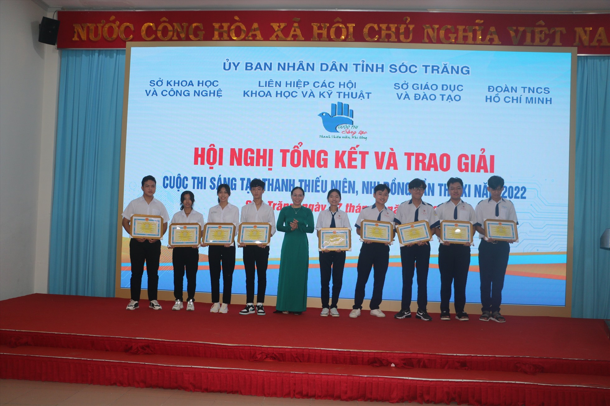 Phó Chủ tịch UBND tỉnh Sóc Trăng Huỳnh Thị Diễm Ngọc trao giải cho thanh thiếu niên đạt giải của cuộc thi