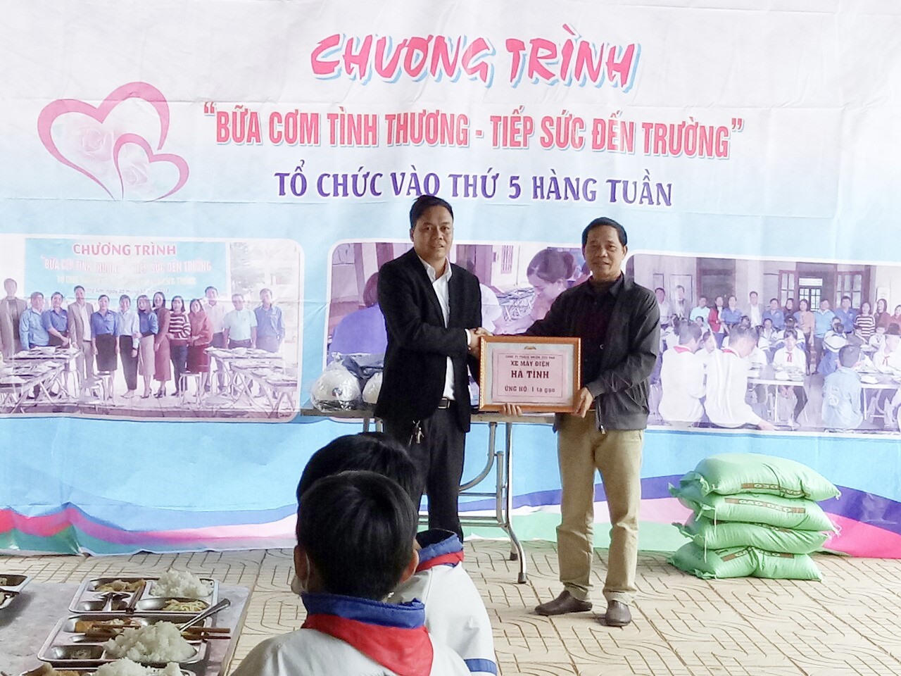 Trường THCS Hương Sơn tiếp nhận hỗ trợ chương trình bữa cơm tình thương cho học sinh. Ảnh: QĐ