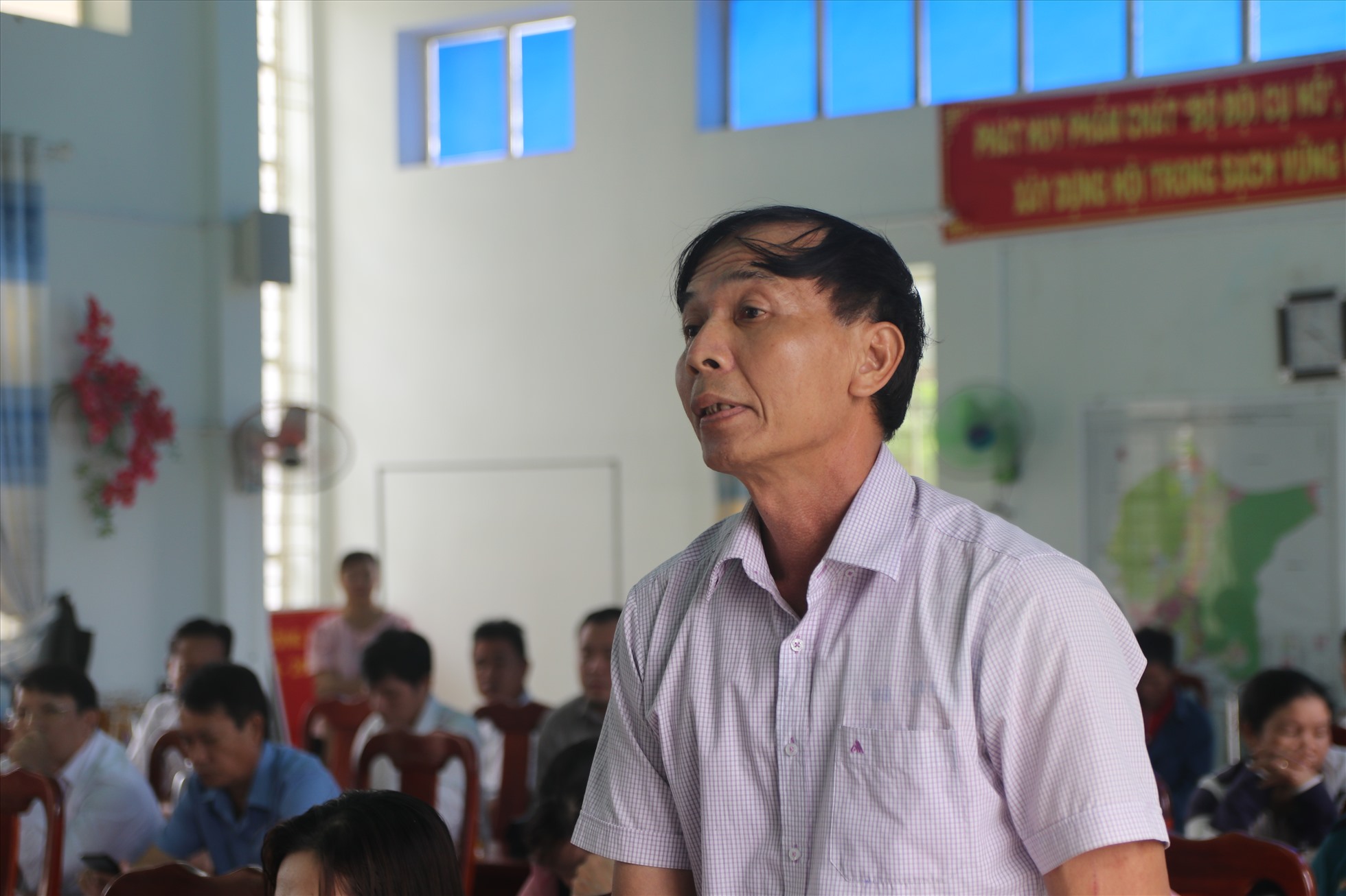 Cử tri Nguyễn Văn Thắng kiến nghị nhiều nội dung liên quan đến chế độ cho những người làm công tác chi hội. Ảnh: P.Linh
