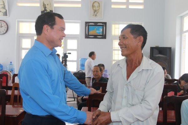 Chủ tịch Tổng LĐLĐ Việt Nam Nguyễn Đình Khang trao đổi với cử tri.