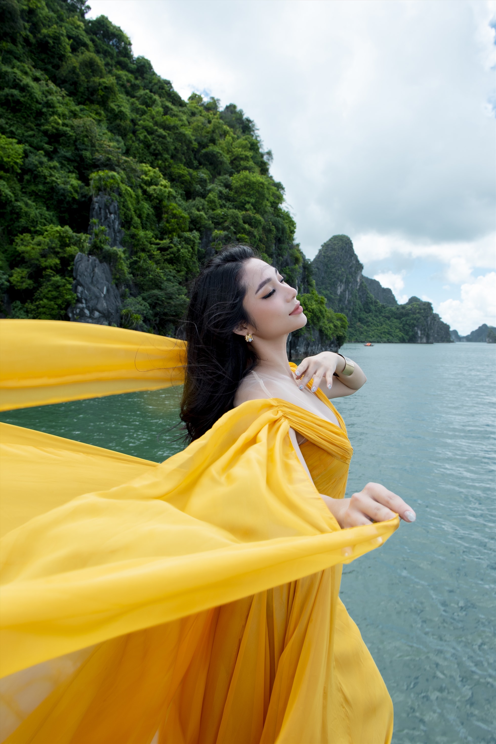 Lâm Thu Hồng diện váy dạ hội tại Vịnh Hạ Long. Ảnh: NVCC.
