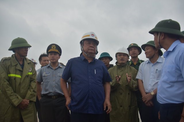 Bộ trưởng Bộ NN&PTNN kiểm tra công tác ứng phó với bão tại Thừa Thiên Huế.