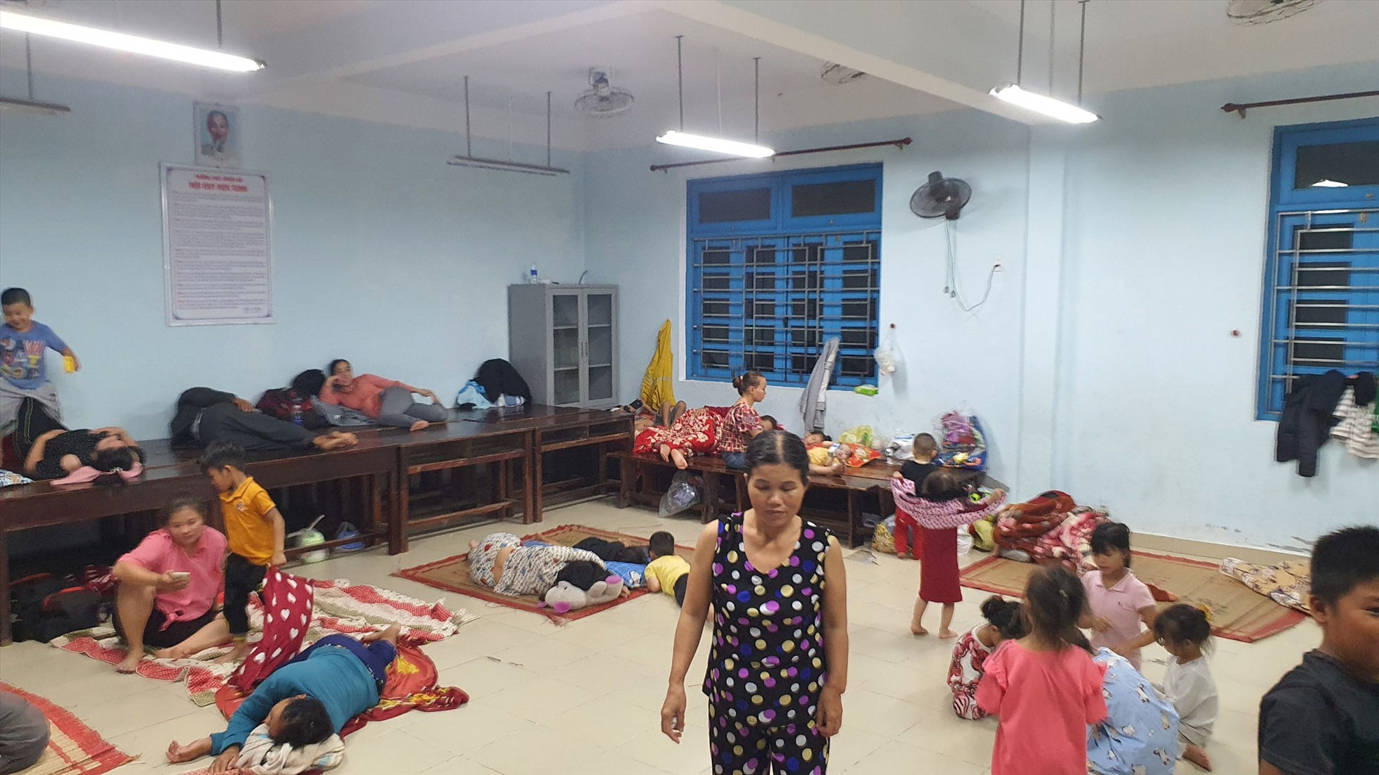 Người dân trú an toàn tại các phòng học trong điểm Trường THCS Thuận An.