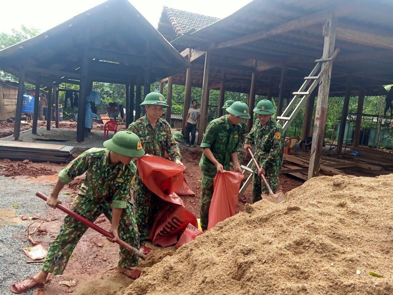 Lực lượng BĐBP Quảng Bình giúp dân ứng phó trước khi bão đến.