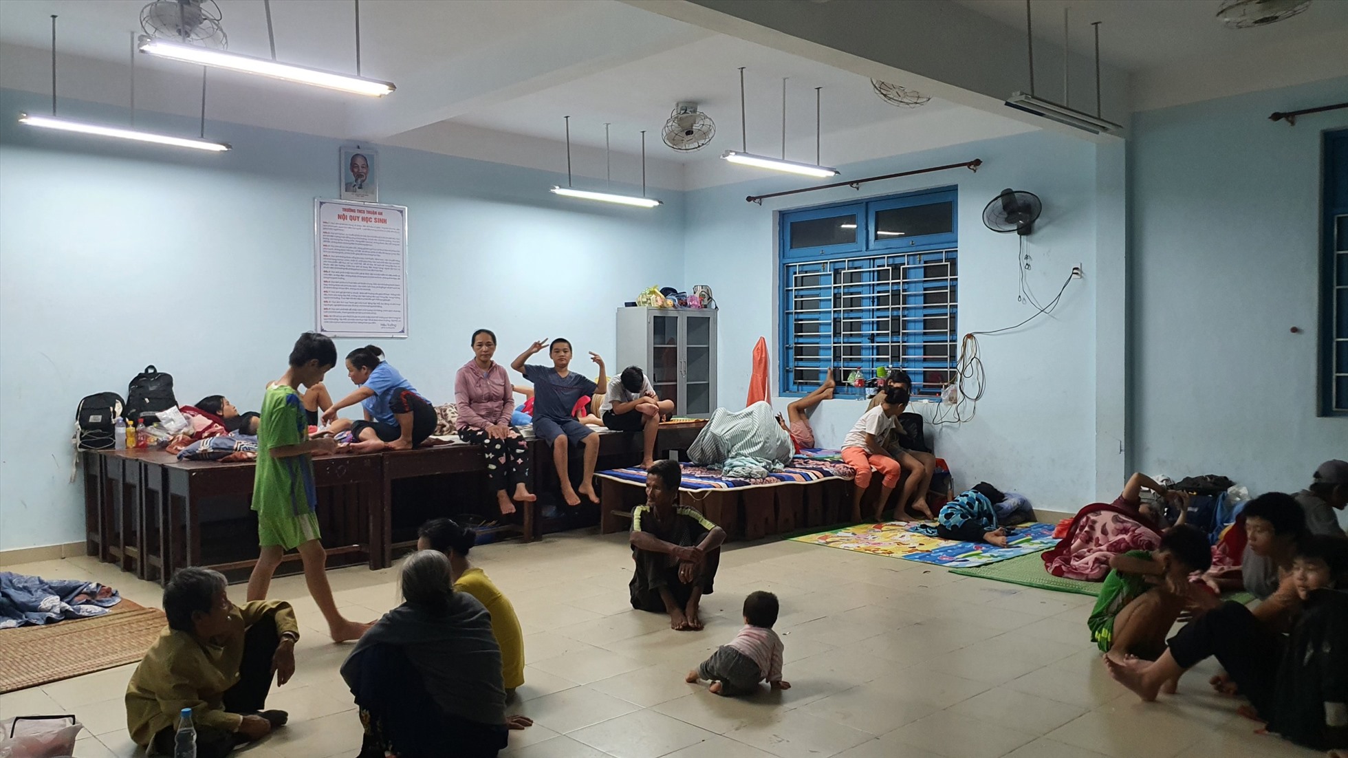 Người dân trú an toàn tại các phòng học trong điểm Trường THCS Thuận An.