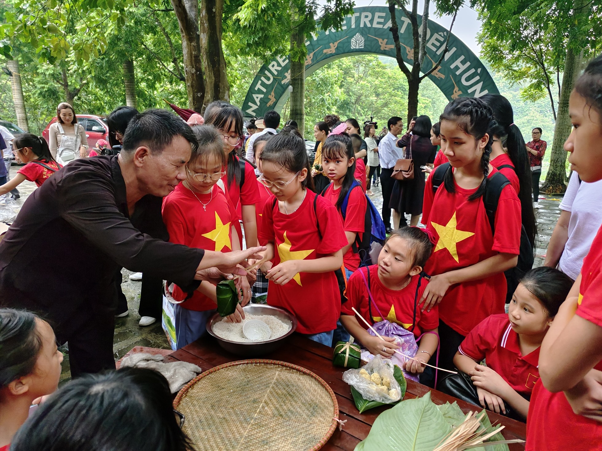 Học sinh trải nghiệm gói bánh chưng trong tour du lịch học đường tại Phú Thọ ngày 25.9. Ảnh: Trung tâm Xúc tiến Du lịch Phú Thọ