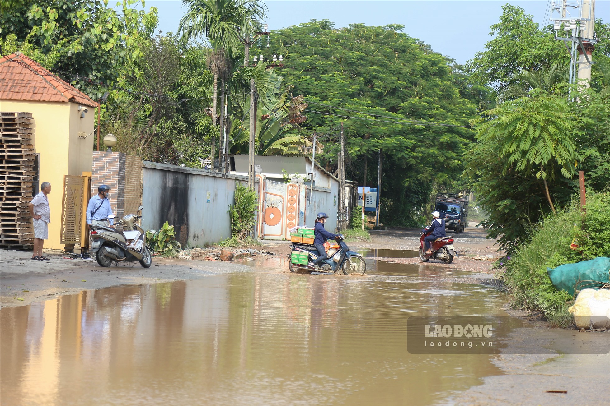 Đơn cử đoạn từ Bãi Phượng đi qua Cụm công nghiệp Biên Giang xuất hiện nhiều hố lớn, mặt đường gồ ghề, đọng nước gây mất an toàn giao thông.