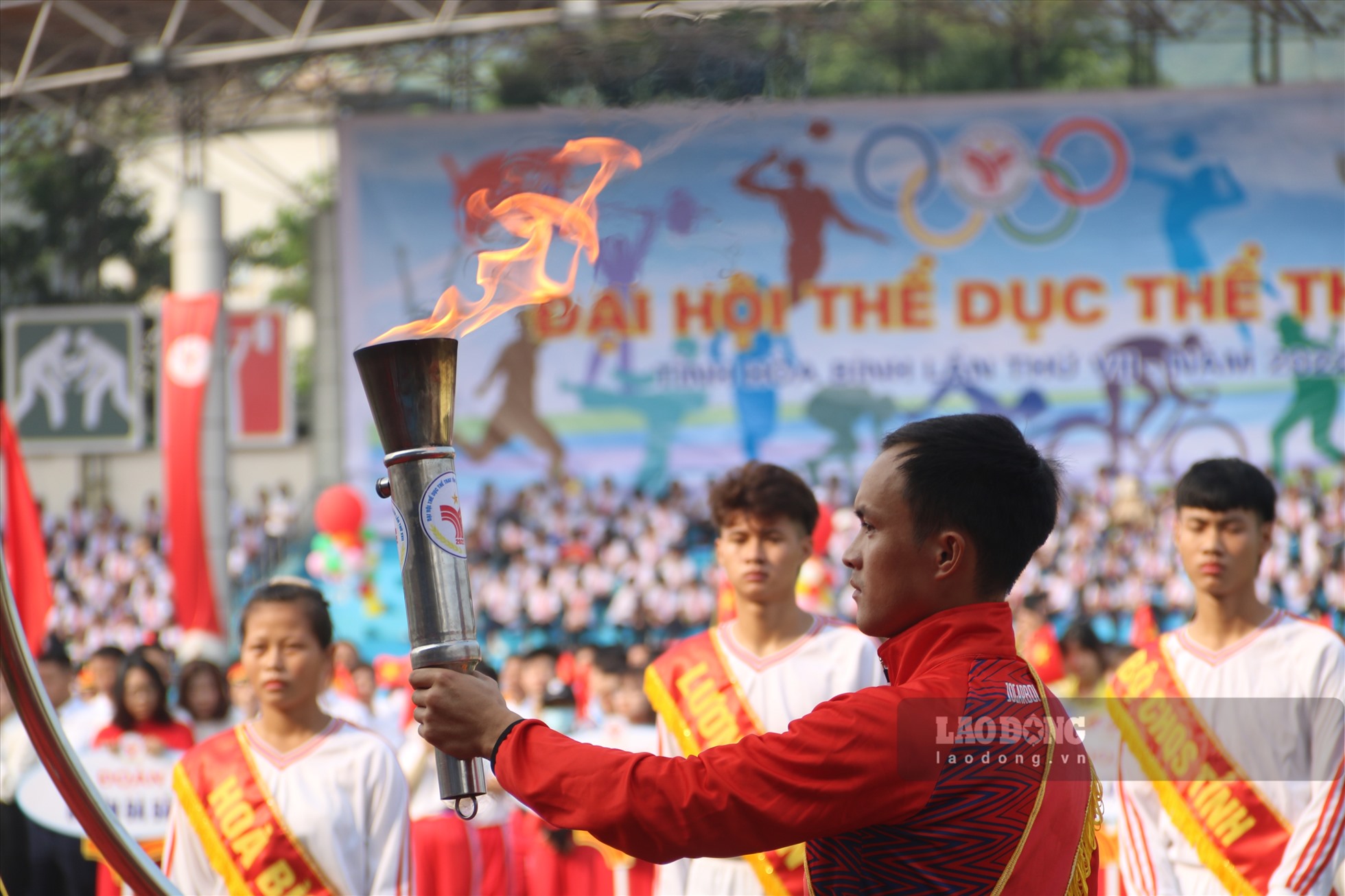 Ngọn đuốc trên tay của vận động viên Đinh Văn Linh -  là vận động viên kiện tướng cấp Quốc gia, là thành viên đội tuyển Xe đạp Việt Nam. Vận động viên tiêu biểu của tỉnh đã đạt được nhiều huy chương Vàng tại Giải vô địch Xe đạp toàn quốc và đạt huy chương Bạc tại Đại hội Thể thao Đông Nam Á lần thứ 31.