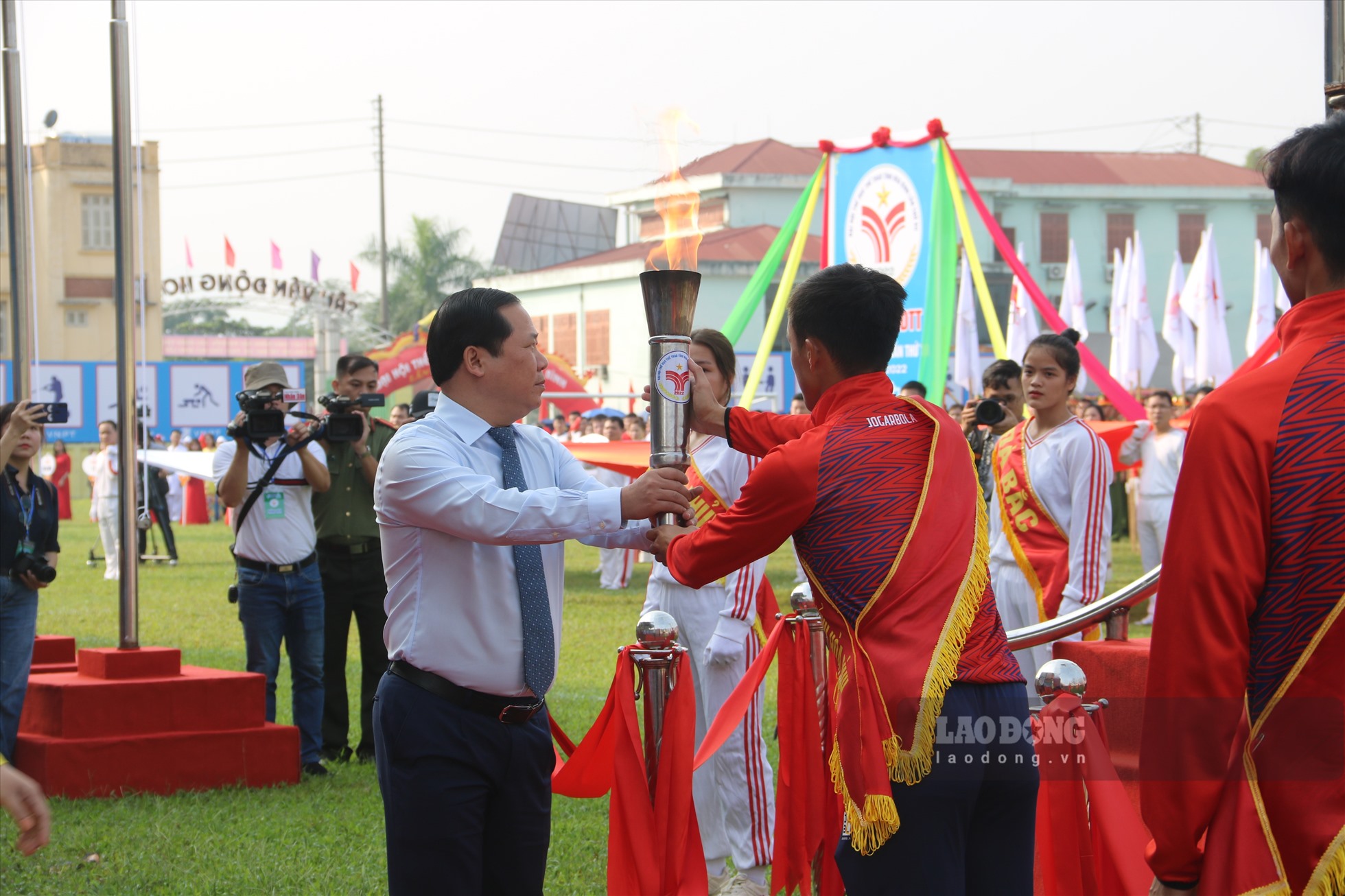 Ngọn đuốc được trao cho ông Nguyễn Phi Long - Bí thư Tỉnh ủy Hoà Bình châm lên Đài lửa rực cháy của Đại hội.