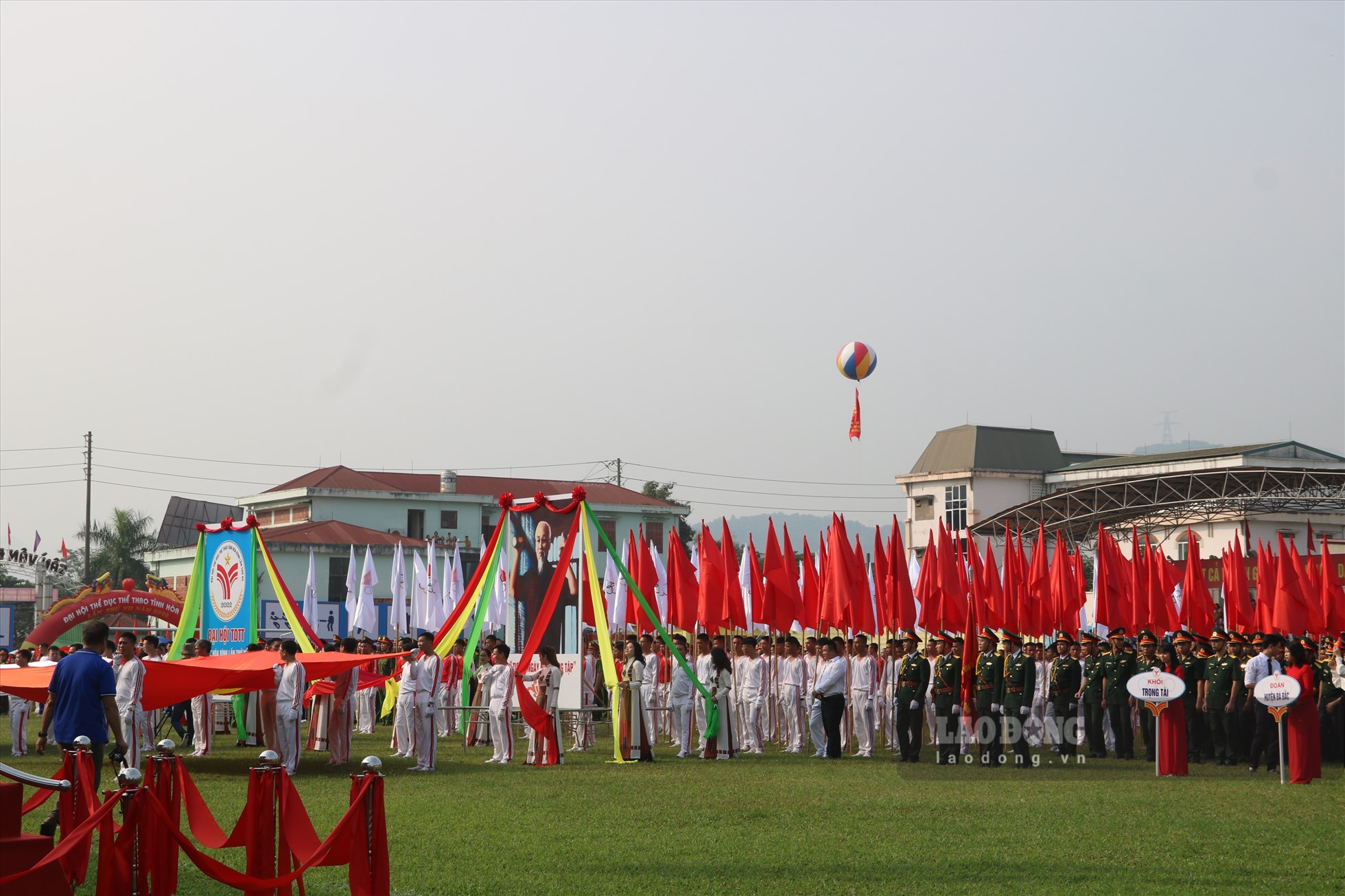 Lễ khai mạc Đại hội Thể dục thể thao tỉnh Hòa Bình lần thứ VII có sự tham gia của hơn 5.000 người.