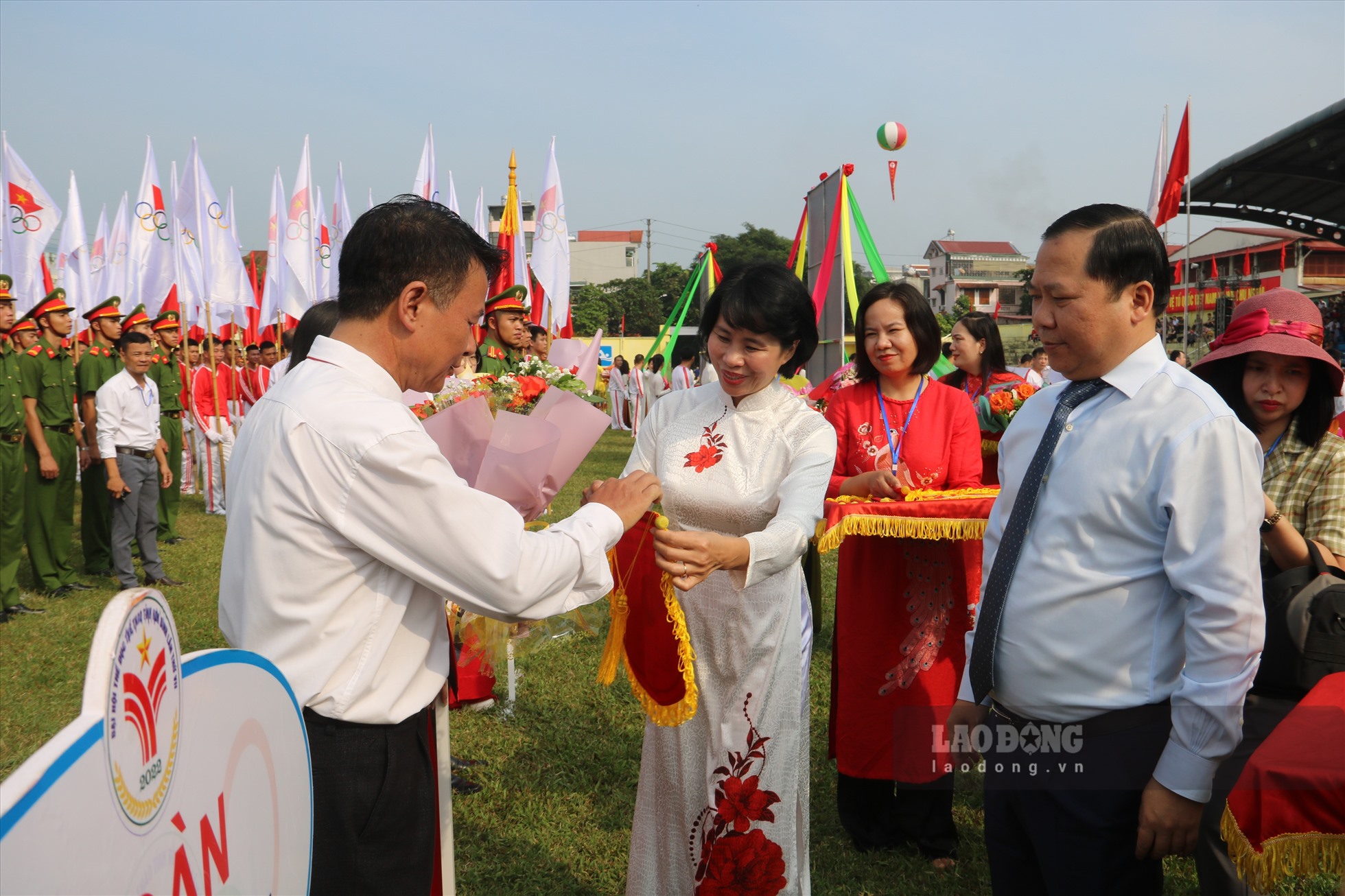 Lãnh đạo tỉnh Hoà Bình trao hoa và cờ lưu niệm cho các đoàn tham gia Đại hội.