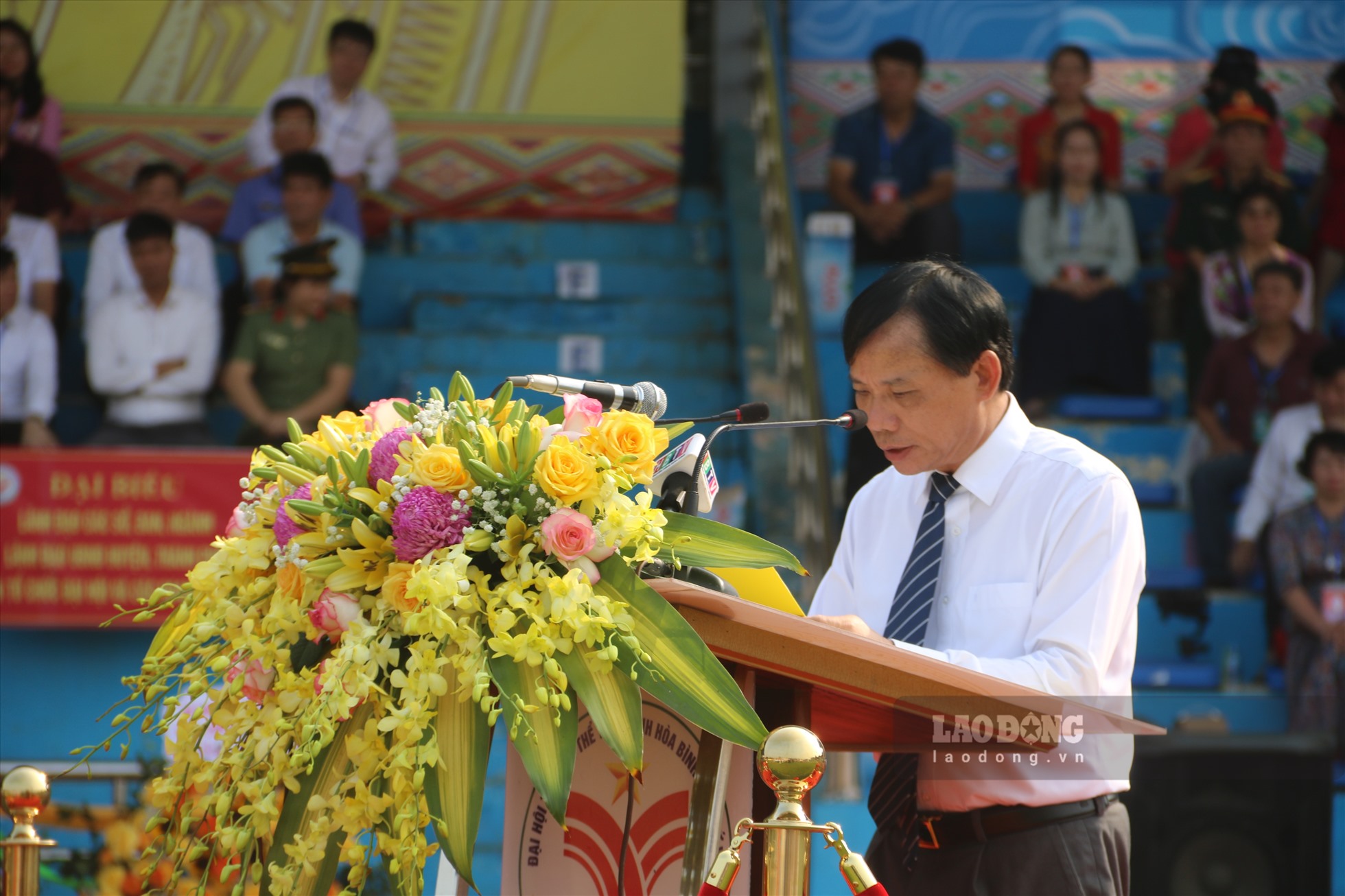 Ông Bùi Văn Khánh - Chủ tịch UBND tỉnh Hoà Bình đọc lời kêu gọi tập thể dục của Hồ Chủ tịch.