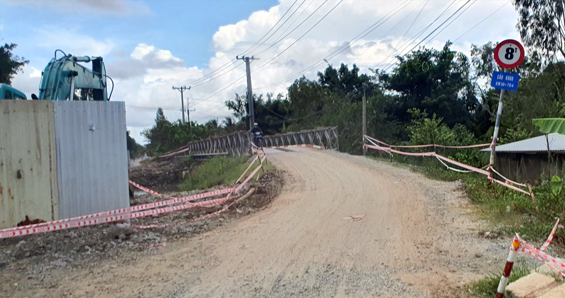 Nhiều cầu trên tuyến đường thuộc dự án Ninh Quới - Ngan Dừa vẫn chưa hoàn thành. Ảnh: Nhật Hồ