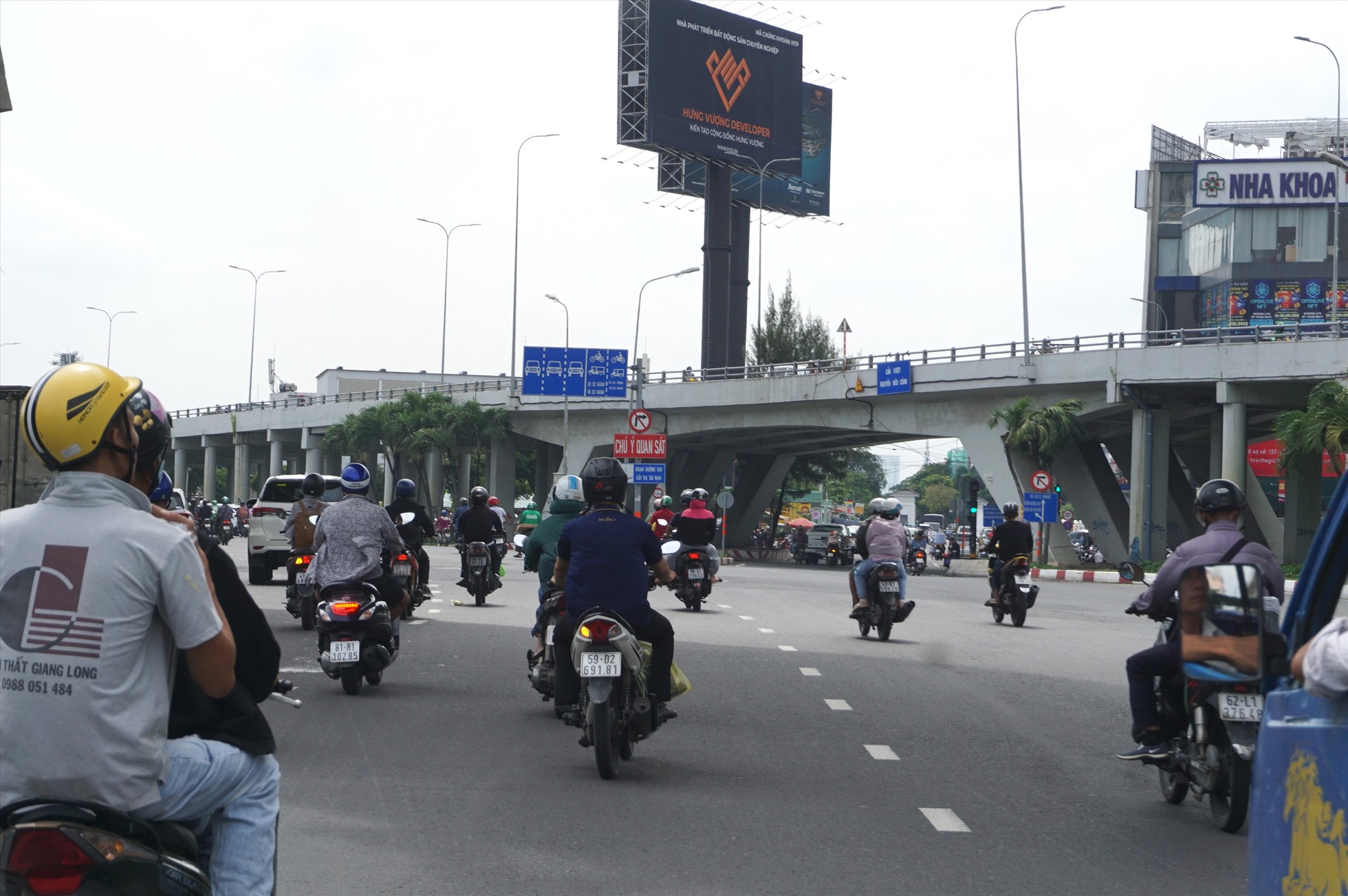 Cầu vượt Nguyễn Hữu Cảnh dài 343 m, bề rộng 12,7 m với 3 làn xe được thông xe năm 2002 cho xe chạy một chiều từ chân cầu Sài Gòn sang đường Nguyễn Hữu Cảnh đi vào trung tâm TPHCM.