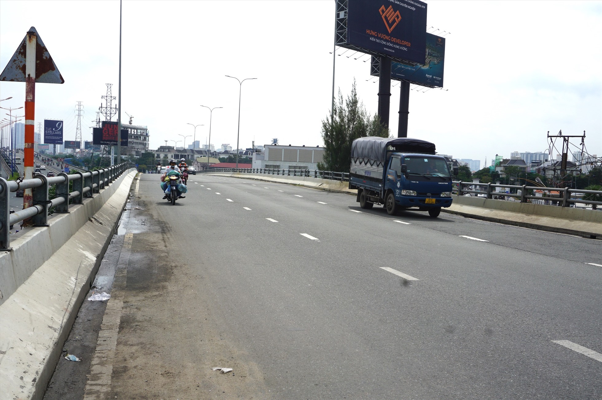 Để đảm bảo an toàn và khắc phục sự cố, Sở GTVT TPHCM tổ chức cấm xe tải và xe trên 16 chỗ đi qua cầu vượt Nguyễn Hữu Cảnh. Tuy nhiên, trong ngày 27.9, một số xe tải vẫn lưu thông qua cầu.