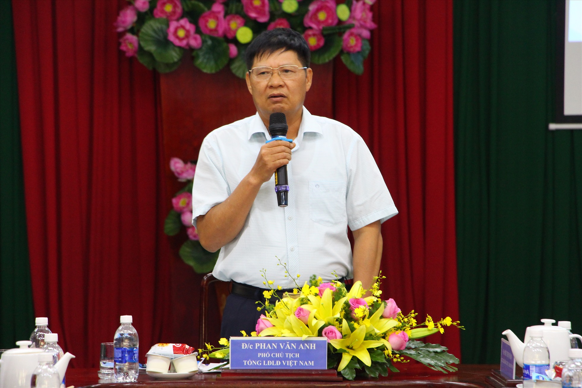 Phó Chủ tịch Tổng LĐLĐVN Phan Văn Anh phát biểu tại buổi làm việc với Ban thường vụ LĐLĐ tỉnh Đồng Nai. Ảnh: Hà Anh Chiến
