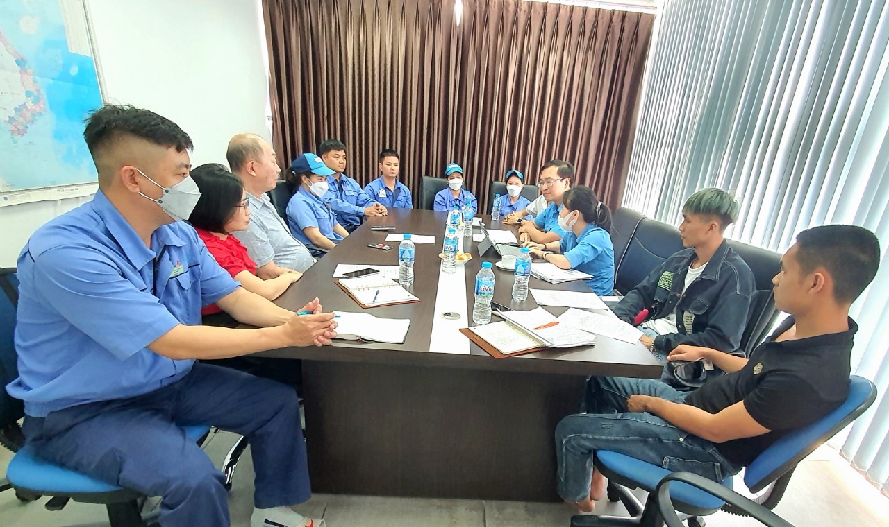 Cuộc họp giữa giám đốc công ty và người lao động có sự chứng kiến của Công đoàn Khu kinh tế Hải Phòng ngày 26.9. Ảnh: CTV