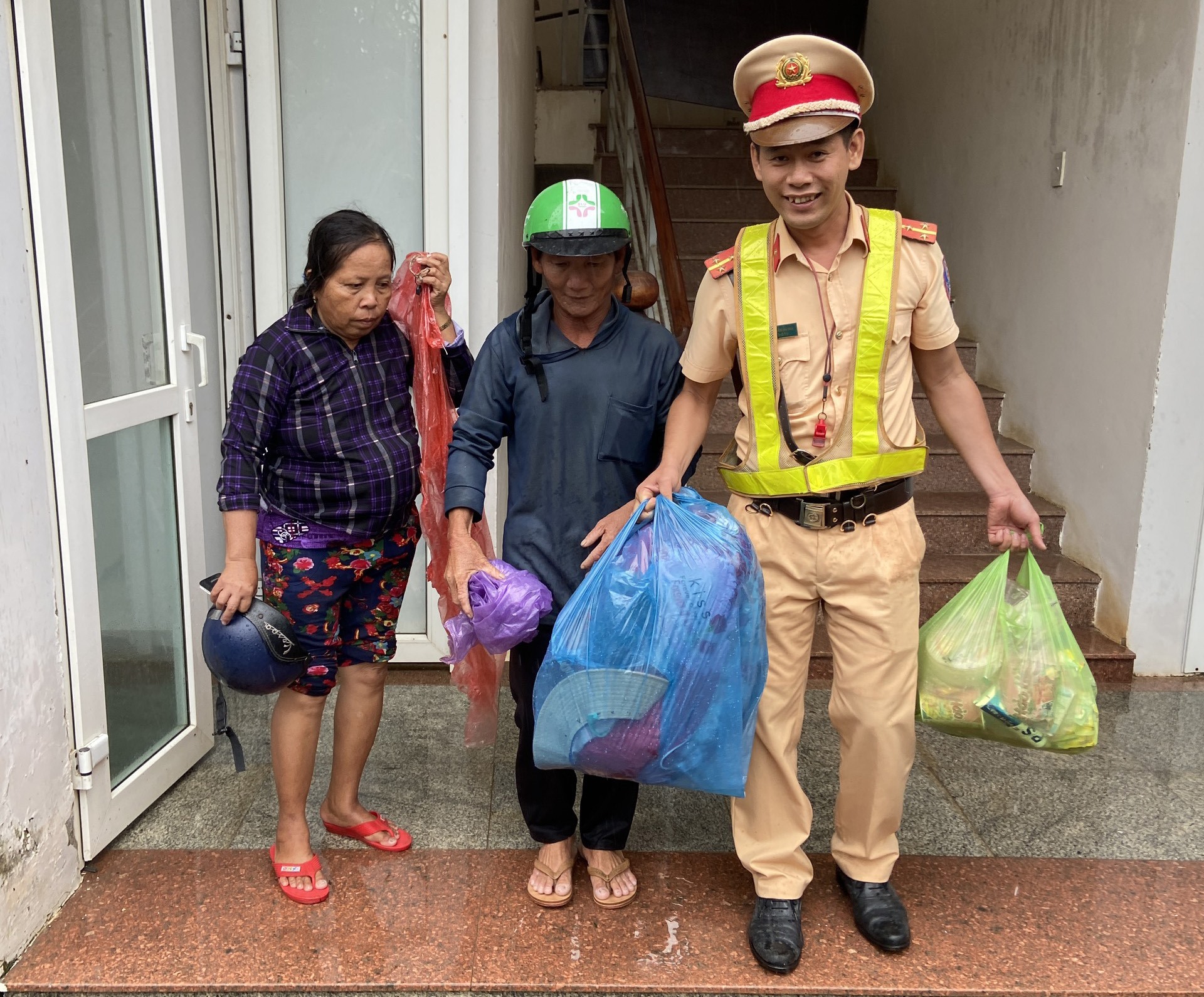 Người dân Quảng Ngãi được CSGT giúp đỡ di chuyển tránh bão số 4. Ảnh: Cục CSGT