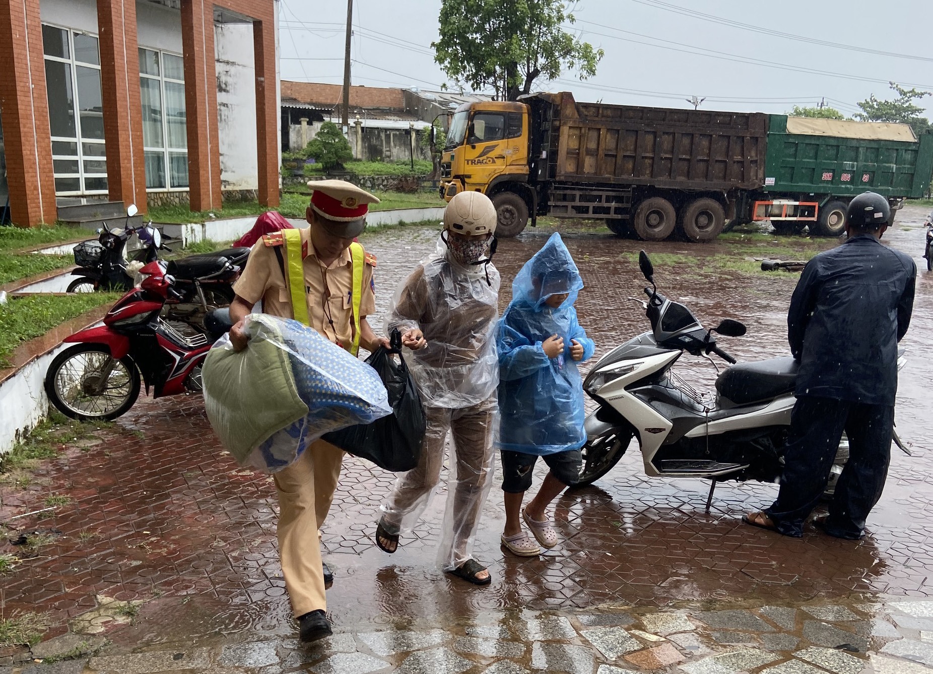 CSGT Quảng Ngãi giúp người dân sơ tán tránh bão số 4. Ảnh: Cục CSGT