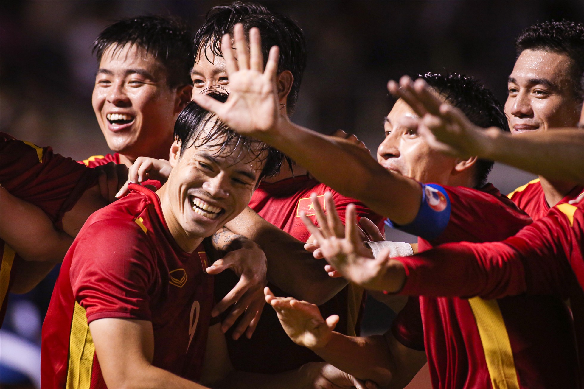 Các đồng đội của Văn Toàn ăn mừng với động tác giơ 5 ngón tay tượng trưng cho quãng thời gian 5 năm không ghi bàn trong màu áo đội tuyển quốc gia của tiền đạo 26 tuổi.