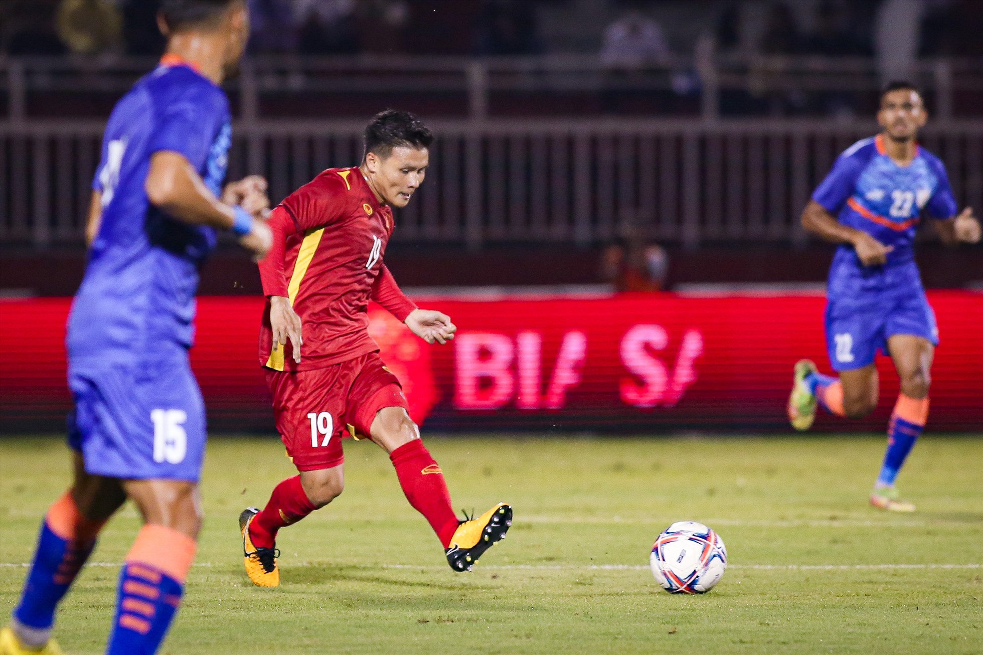 Tuy nhiên, trong suốt 90 phút có mặt trên sân, không ít lần số 19 của đội tuyển Việt Nam phô diễn kỹ thuật và thực hiện các đường chuyện đặt đồng đội trên hàng công vào tư thế trống trải trước khung thành đội tuyển Việt Nam.