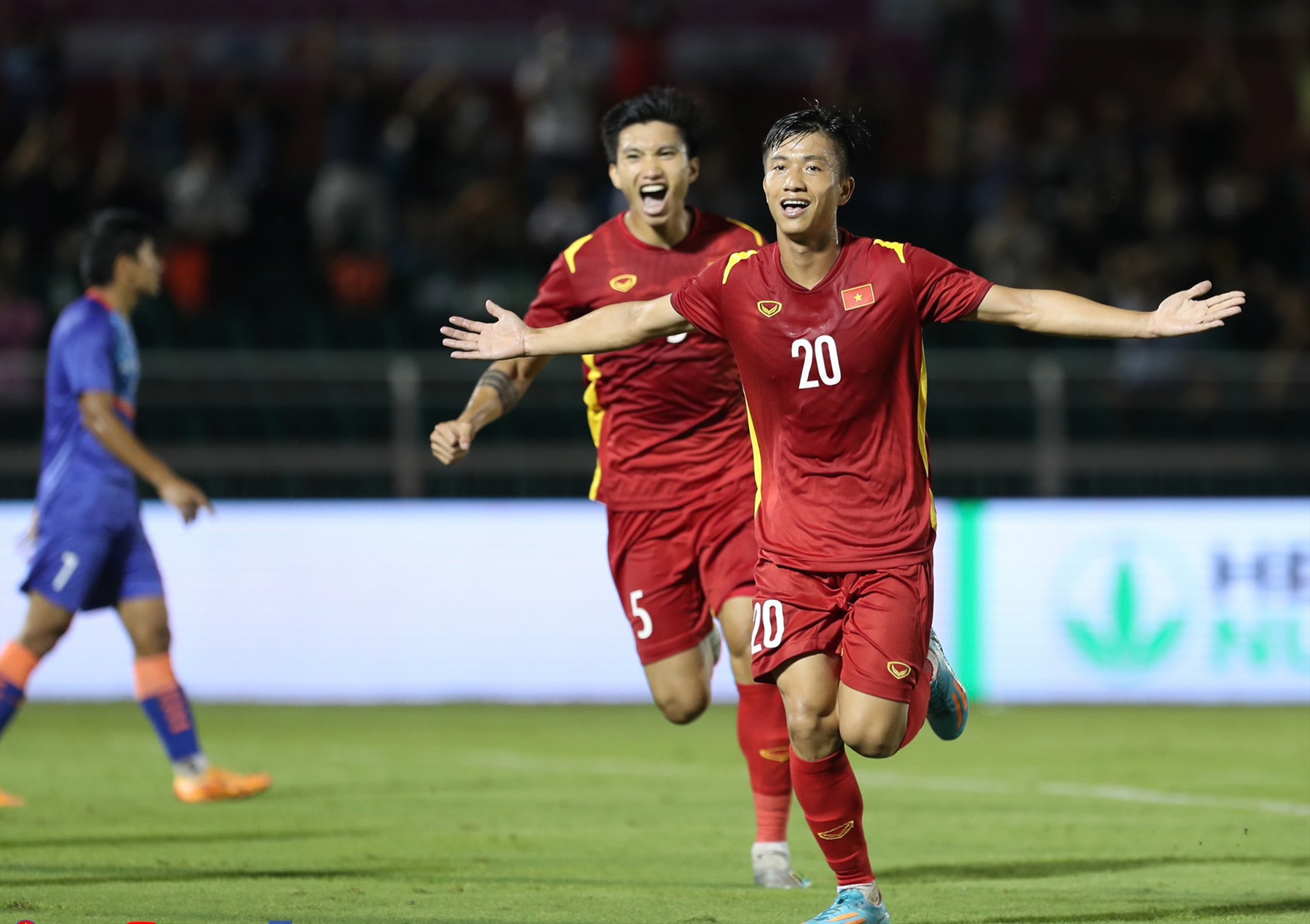 Phan Văn Đức mở tỉ số cho tuyển Việt Nam. Ảnh: VFF