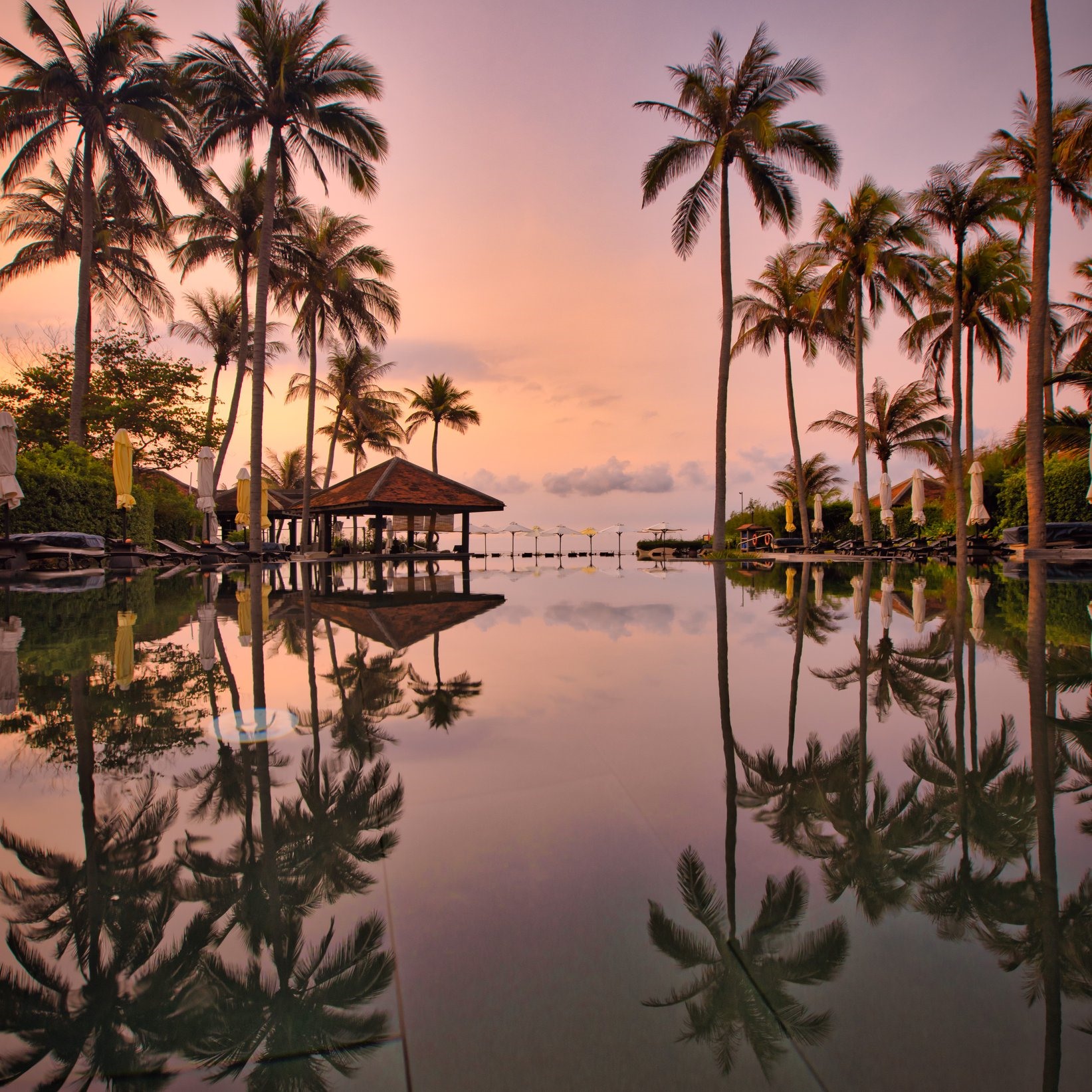 Ngắm hoàng hôn tại hồ bơi resort. Ảnh: Anantara Mui Ne Resort.