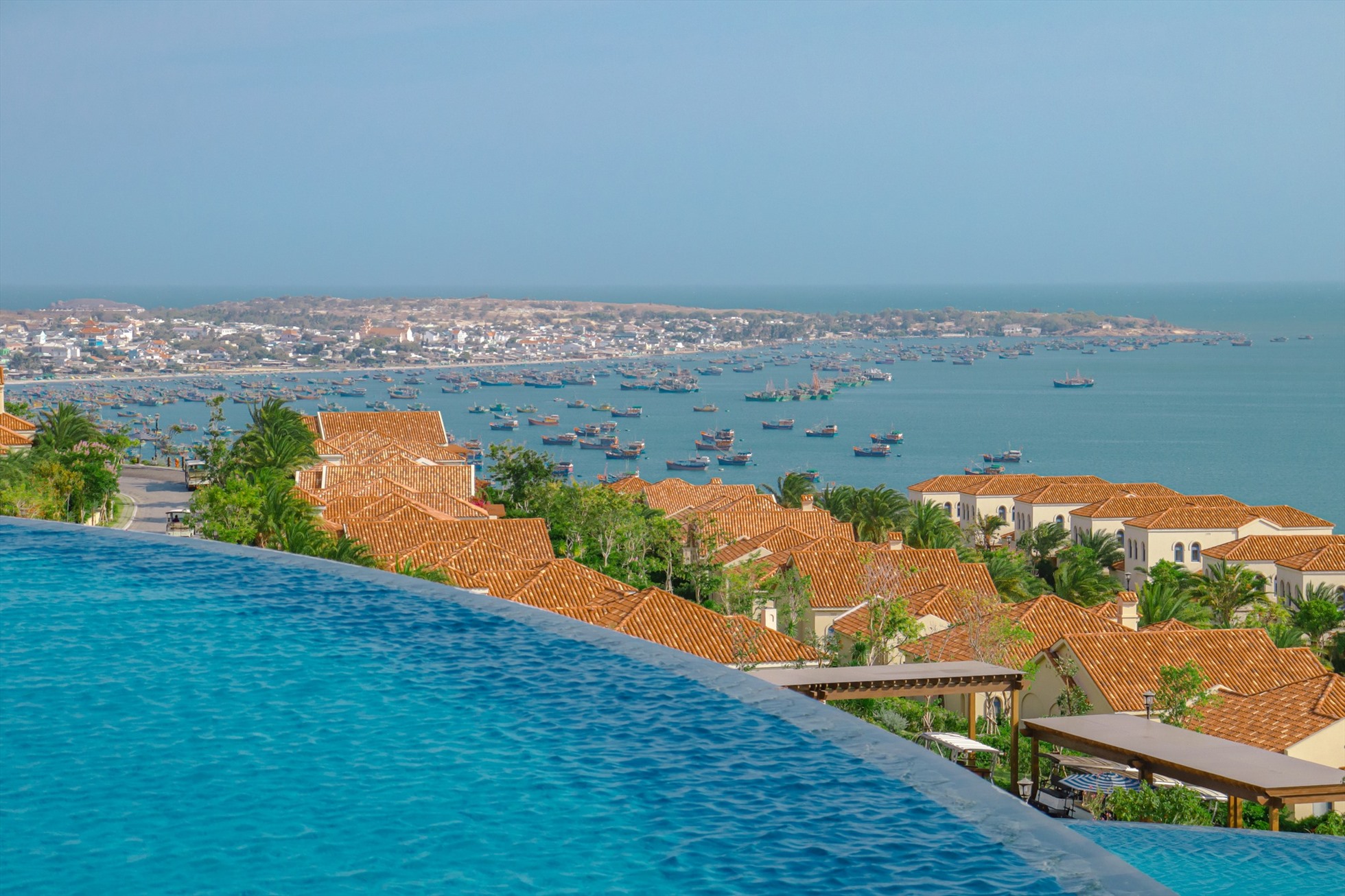 Bể bơi vô cực hướng biển. Ảnh: Centara Mirage Resort Mui Ne.