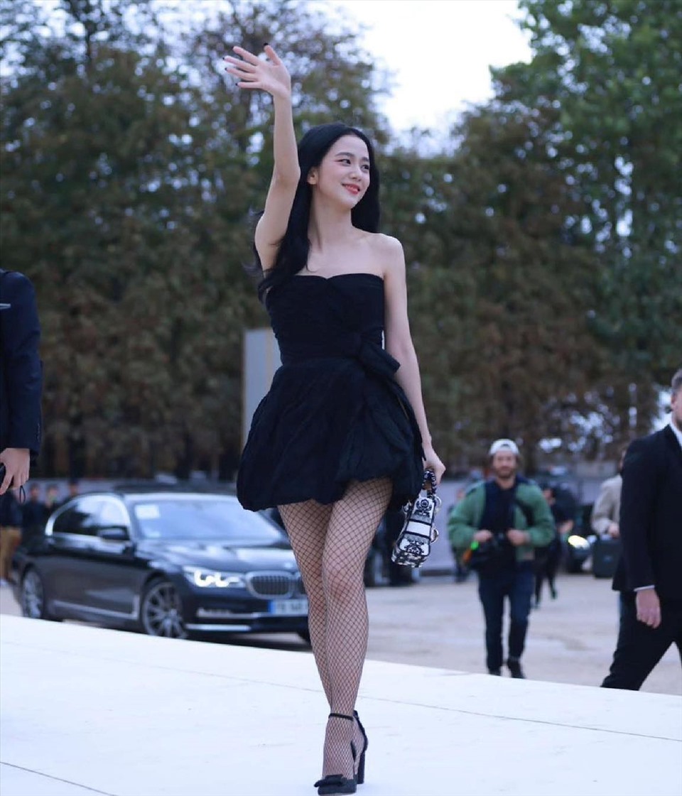 Jisoo lại lập kỷ lục Đánh sập web bán tạp chí Vogue khiến váy 130 triệu  của Dior bốc hơi trong nửa nốt nhạc  RoseeOrder