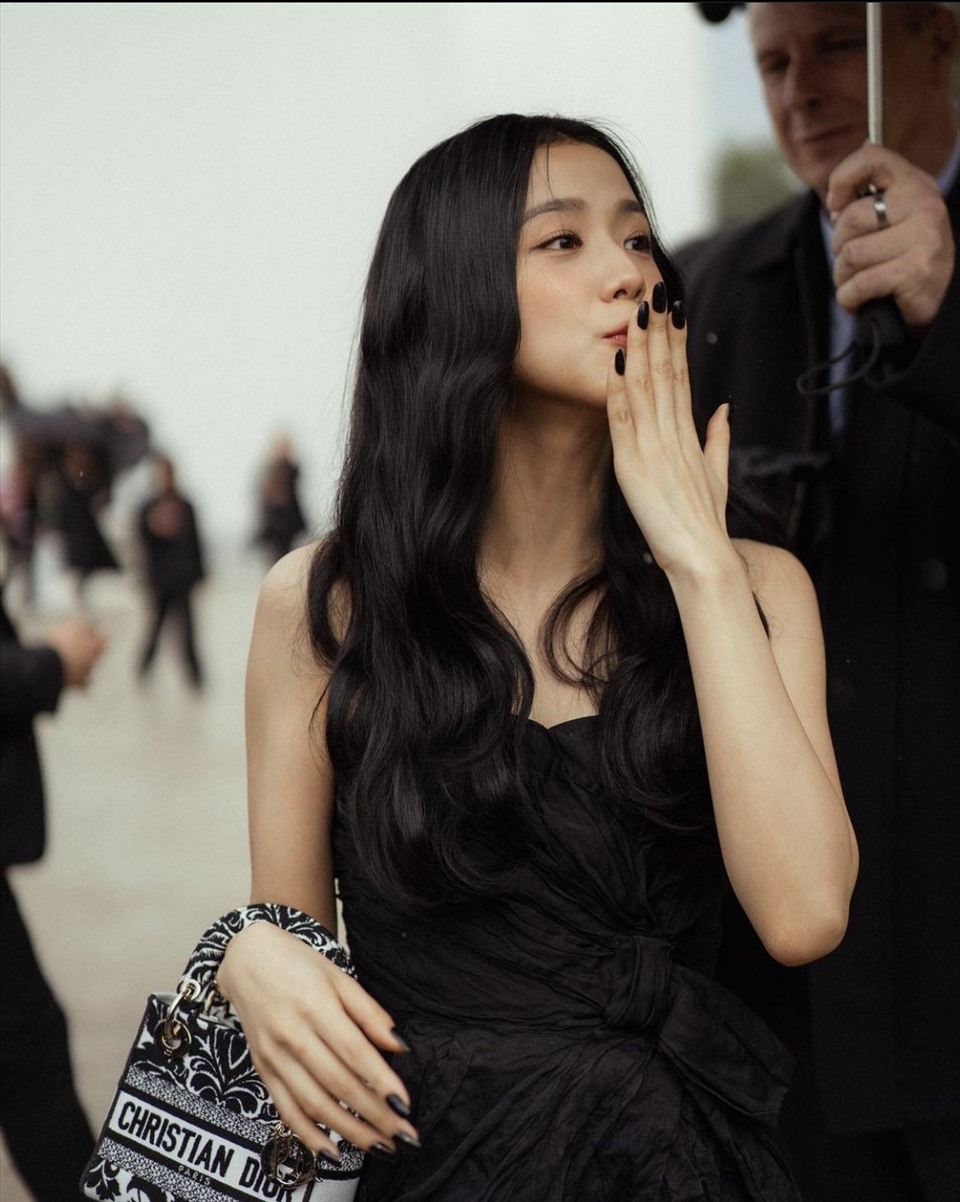 Jisoo BLACKPINK gây bão khi tham dự show diễn Dior tại Tuần lễ thời  trang Paris