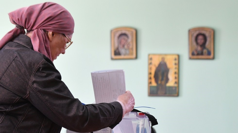 Một phụ nữ bỏ phiếu trong cuộc trưng cầu dân ý về việc sáp nhập vùng Zaporozhye vào Nga ở Melitopol. Ảnh: Sputnik