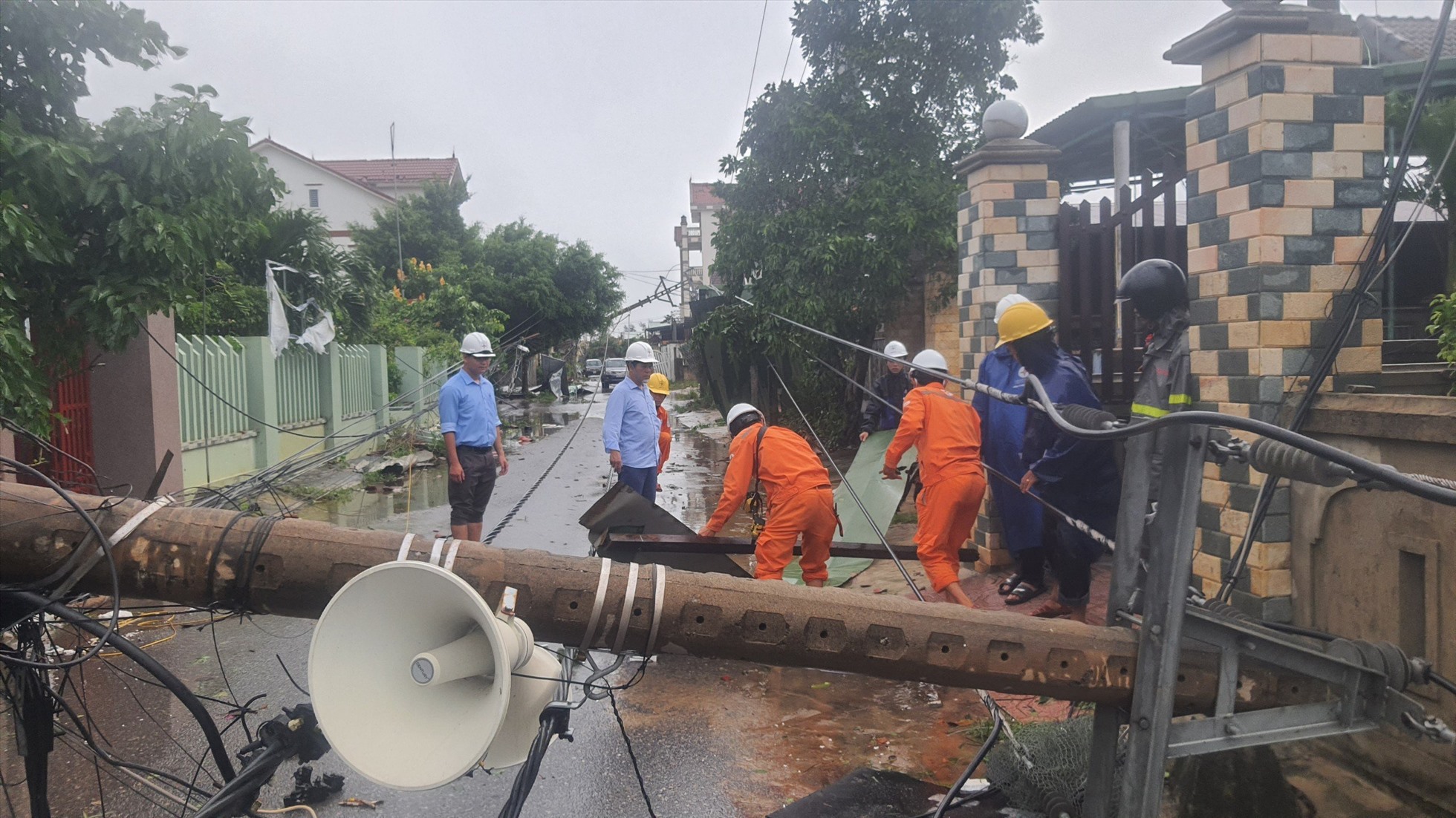 Công ty Điện lực Quảng Trị khẩn trương khôi phục lưới điện bị thiệt hại.