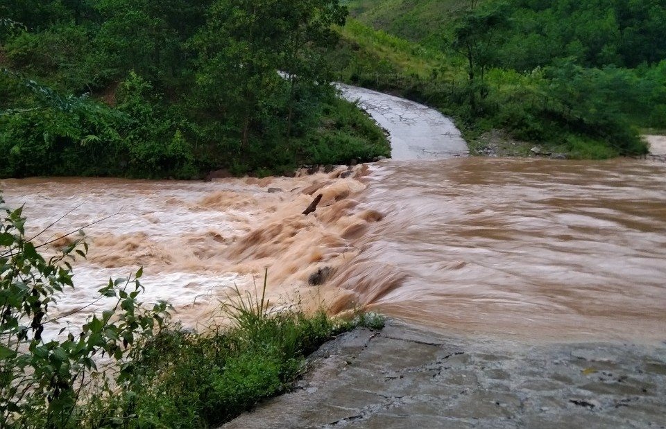 Nước lũ dâng cao gây chia cắt cục bộ tại một số địa bàn ở xã Dân Hóa (huyện Minh Hóa).