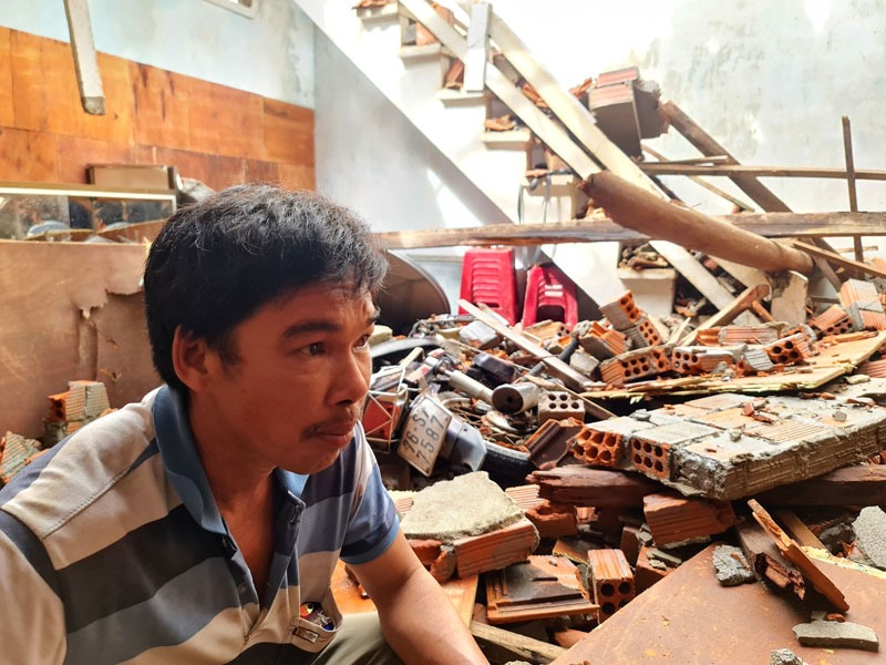 Ông Kiều Hà ở thôn Đông Lỗ, xã Bình Thuận, huyện Bình Sơn (Quảng Ngãi) ngồi thẫn thờ trong căn nhà bị sập vì siêu bão Noru.