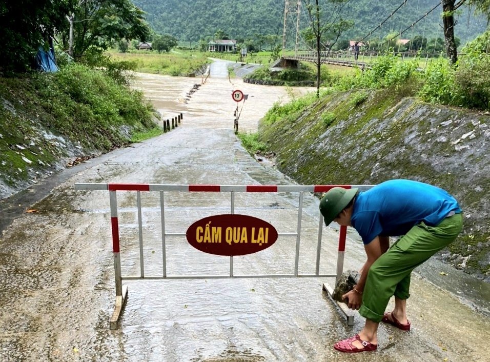 Công an huyện Minh Hóa tổ chức lực lượng, bảo đảm an toàn cho nhân dân tại các điểm ngập sâu do mưa lũ.