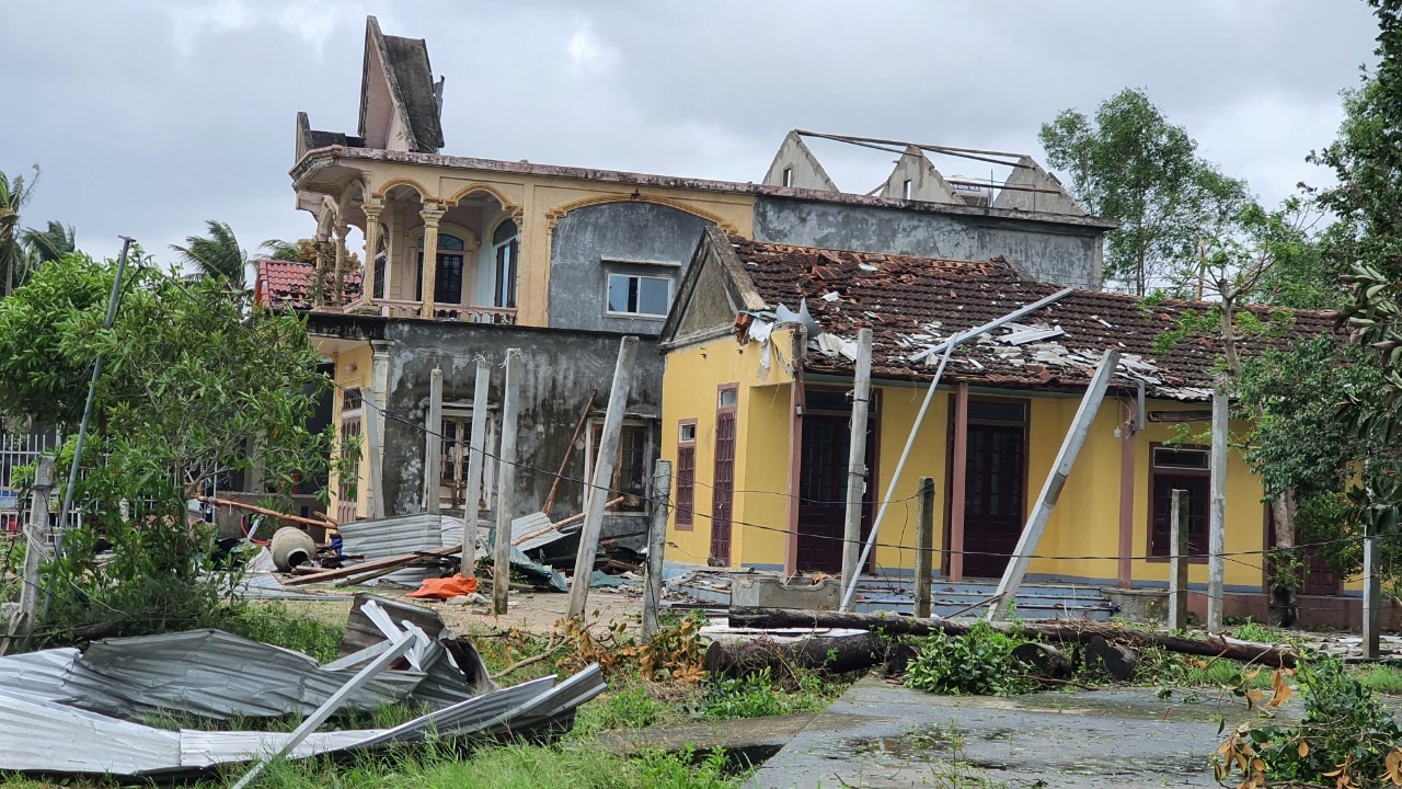 Sau khi bão số 4 (bão Noru) đi qua, tỉnh Thừa Thiên Huế đã có nhiều thiệt hại như nhà dân bị tốc mái, nhiều cây xanh bị đổ gãy.