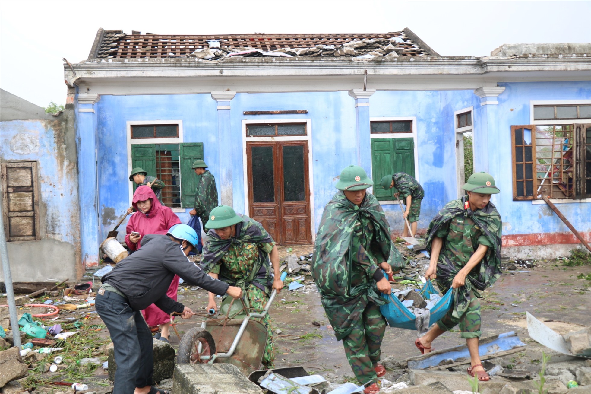 Hiện nay, Bộ chỉ huy BĐBP tỉnh Thừa Thiên Huế đang huy động 182 cán bộ chiến sĩ và 6 phương tiện  cơ động về các địa bàn phối hợp cùng chính quyền địa phương và các lực lượng hỗ trợ nhân dân khắc phục hậu quả do bãn số 4 gây ra.