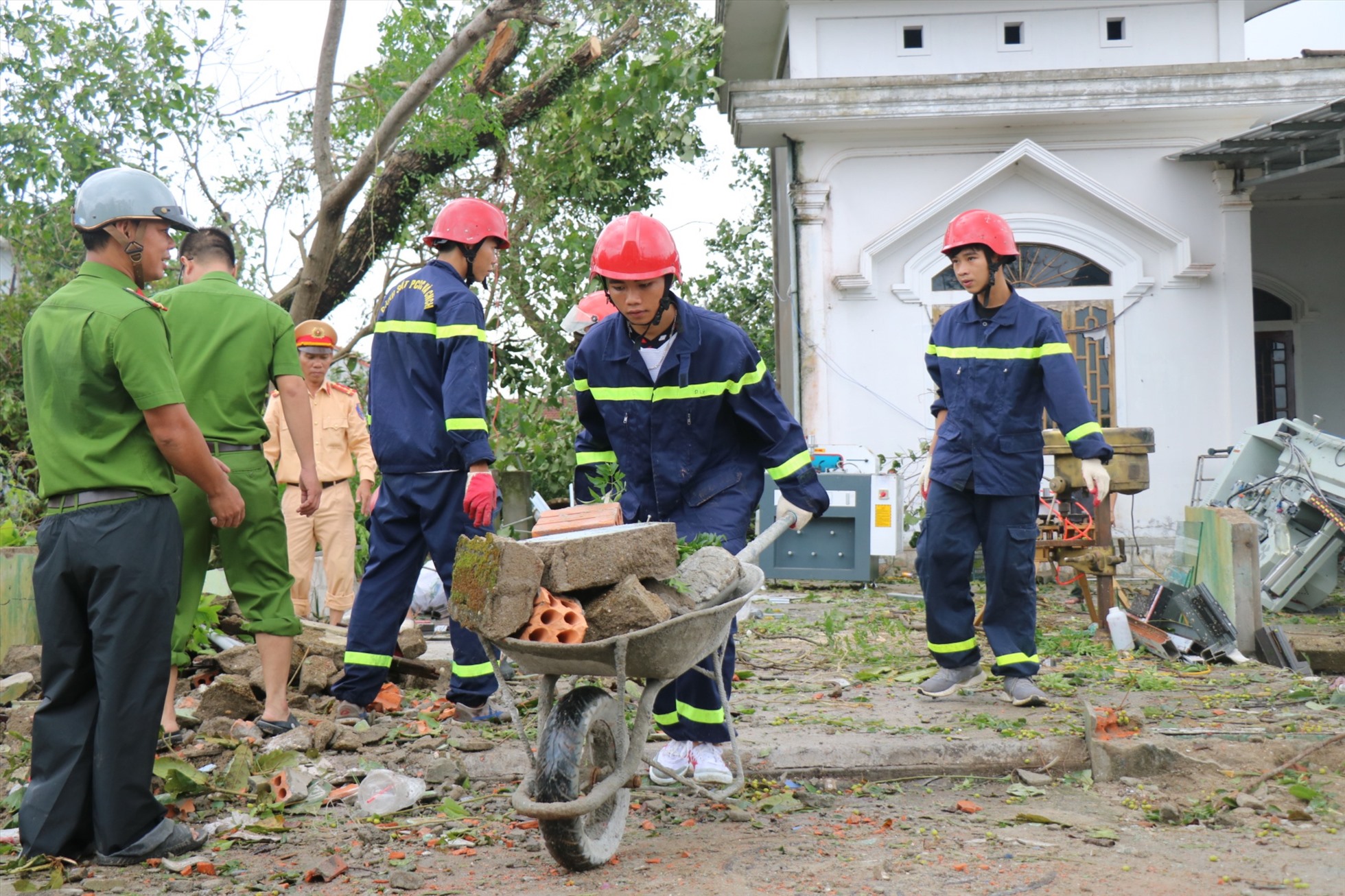 Lực lượng công an phòng cháy chữa cháy tích cực giúp dân thu dọn đống đổ nát.