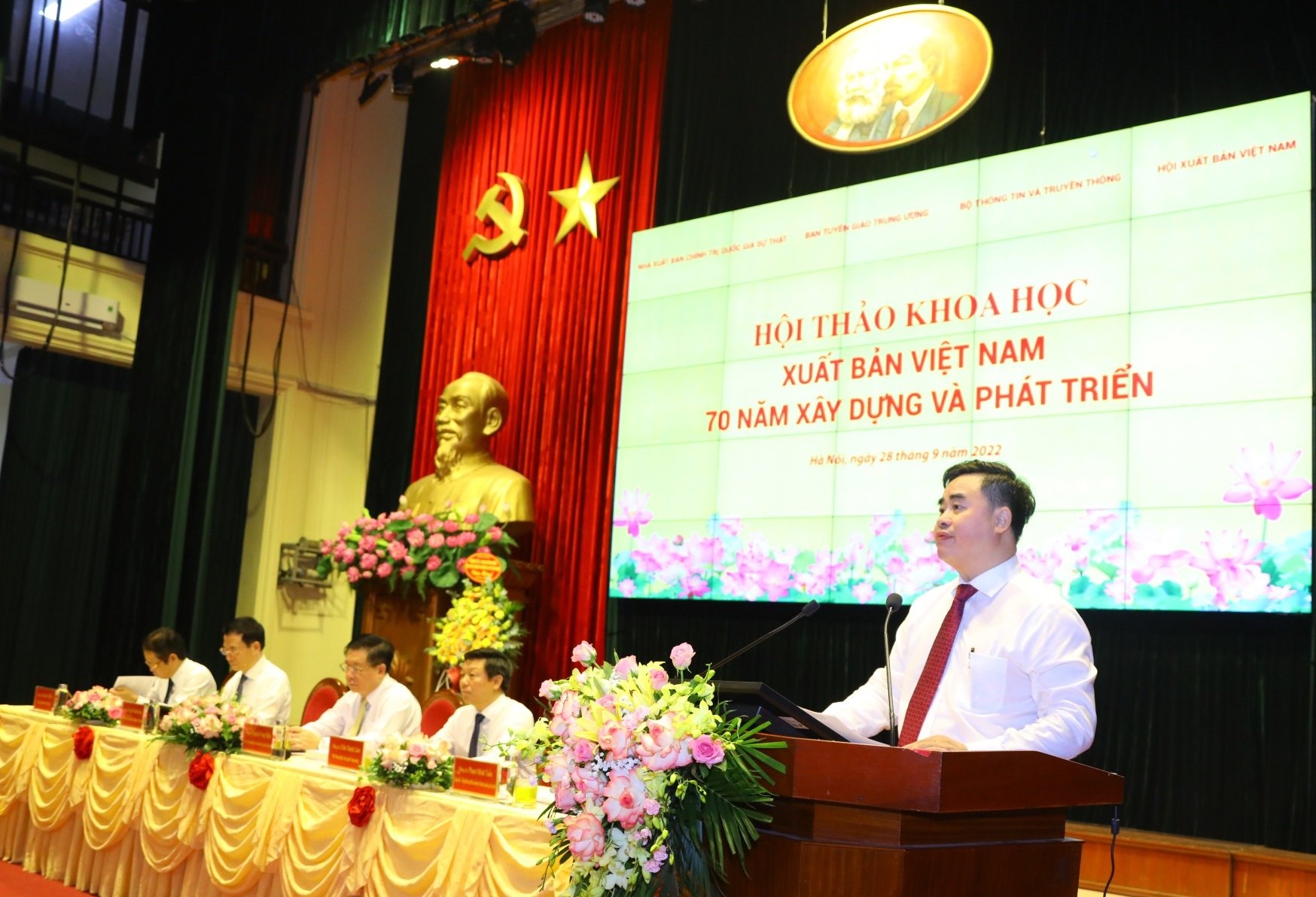 Đồng chí Phạm Minh Tuấn - Giám đốc, Tổng Biên tập Nhà xuất bản Chính trị quốc gia Sự thật phát biểu tại hội thảo.