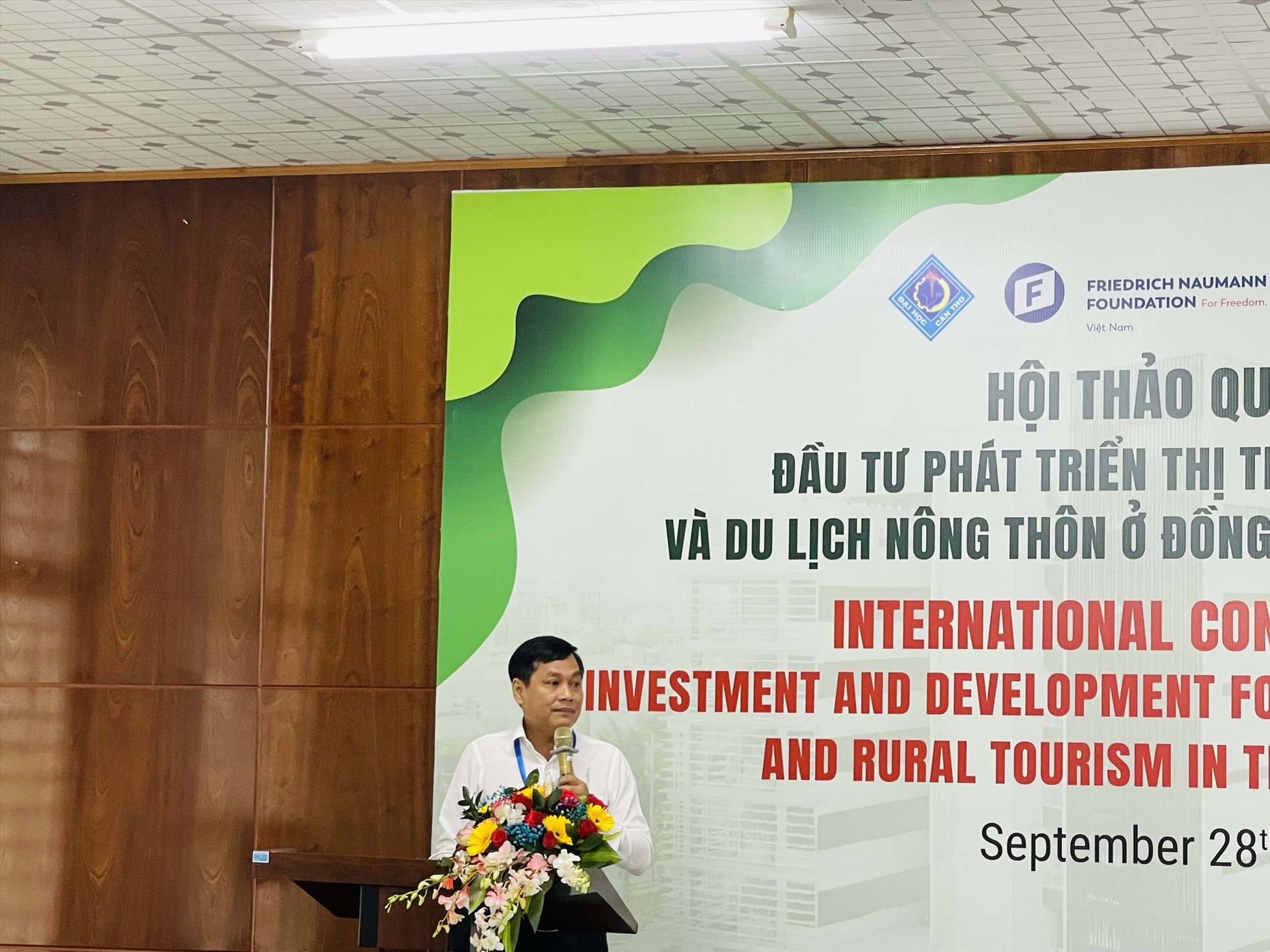 Phó Chủ tịch UBND TP Cần Thơ Nguyễn Văn Hồng phát biểu tại Hội thảo. Ảnh: Hương Mai